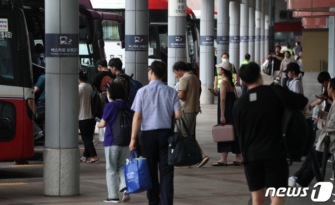 16일 서울 강남구 고속버스터미널이 고속버스를 이용하는 시민들로 붐비고 있다. 2023.7.16/뉴스1 ⓒ News1 신웅수 기자