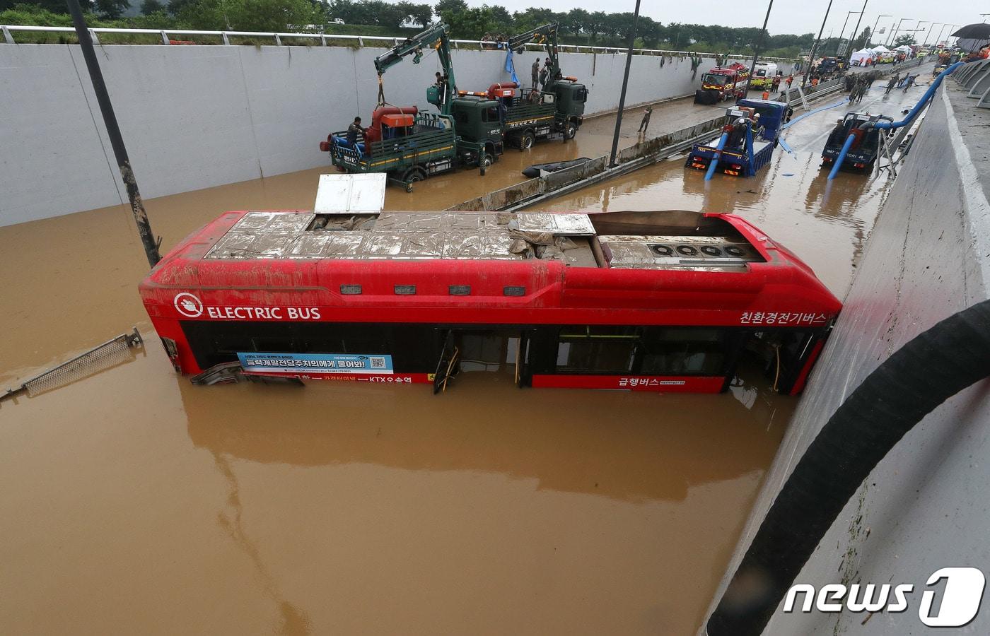 미호천 제방 유실로 침수된 충북 청주시 오송읍 궁평2지하차도에서 군과 소방당국이 구조작업을 하고 있다. 2023.7.16/뉴스1 ⓒ News1 박세연 기자