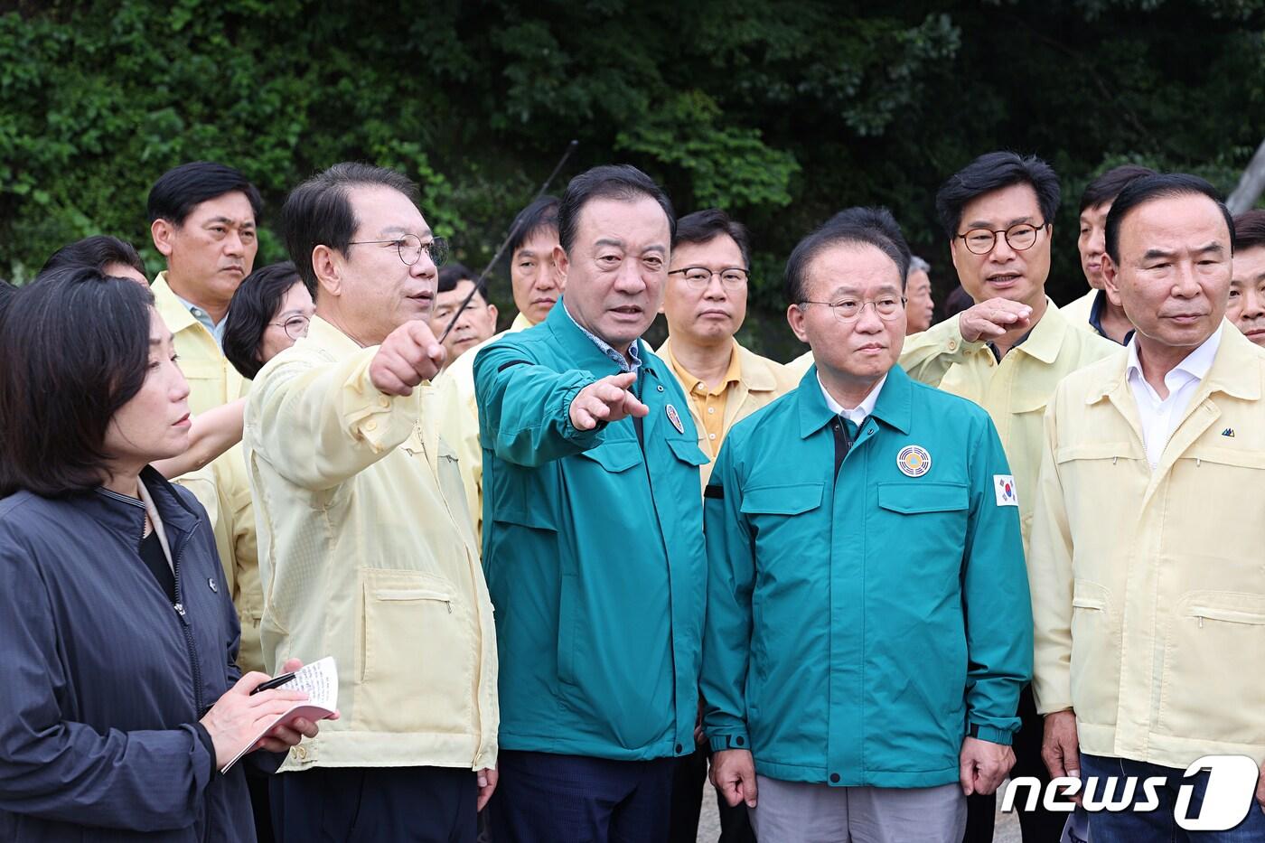본문 이미지 - 윤재옥 국민의힘 원내대표와 의원들이 충북 괴산군 비 피해 현장을 둘러보고 있다.(괴산군 제공).2023.07.16/뉴스1 ⓒ News1 엄기찬 기자