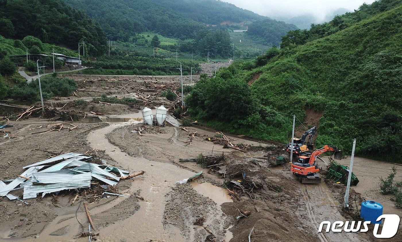 기후 위기의 시대 산불과 산사태 등 산림재난이 해마다 되풀이되는 가운데 산림재난 대응 방안을 모색하는 토론회가 24일 국회의원회관에서 열린다. 사진은 지난해 7월 집중호우로 산사태가 발생한 경북 예천군 은풍면 일대. (사진은 기사 내용과 무관함) 2023.7.16/뉴스1 ⓒ News1 자료 사진
