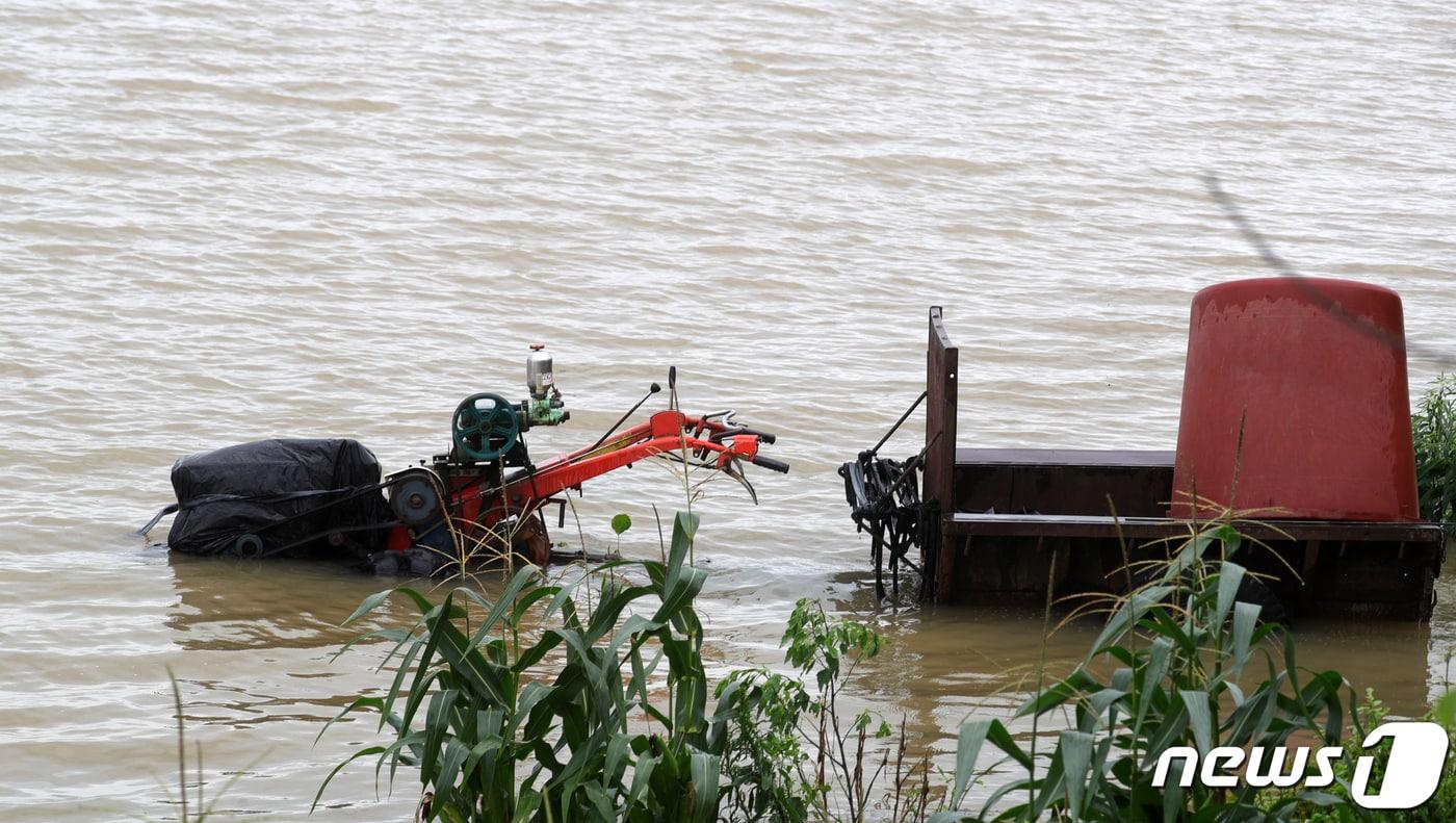 본문 이미지 - 16일 전북 익산시 용안면 한 시설하우스 일대가 폭우로 인해 물에 잠겨 있다. 2023.7.16/뉴스1 ⓒ News1 유경석 기자