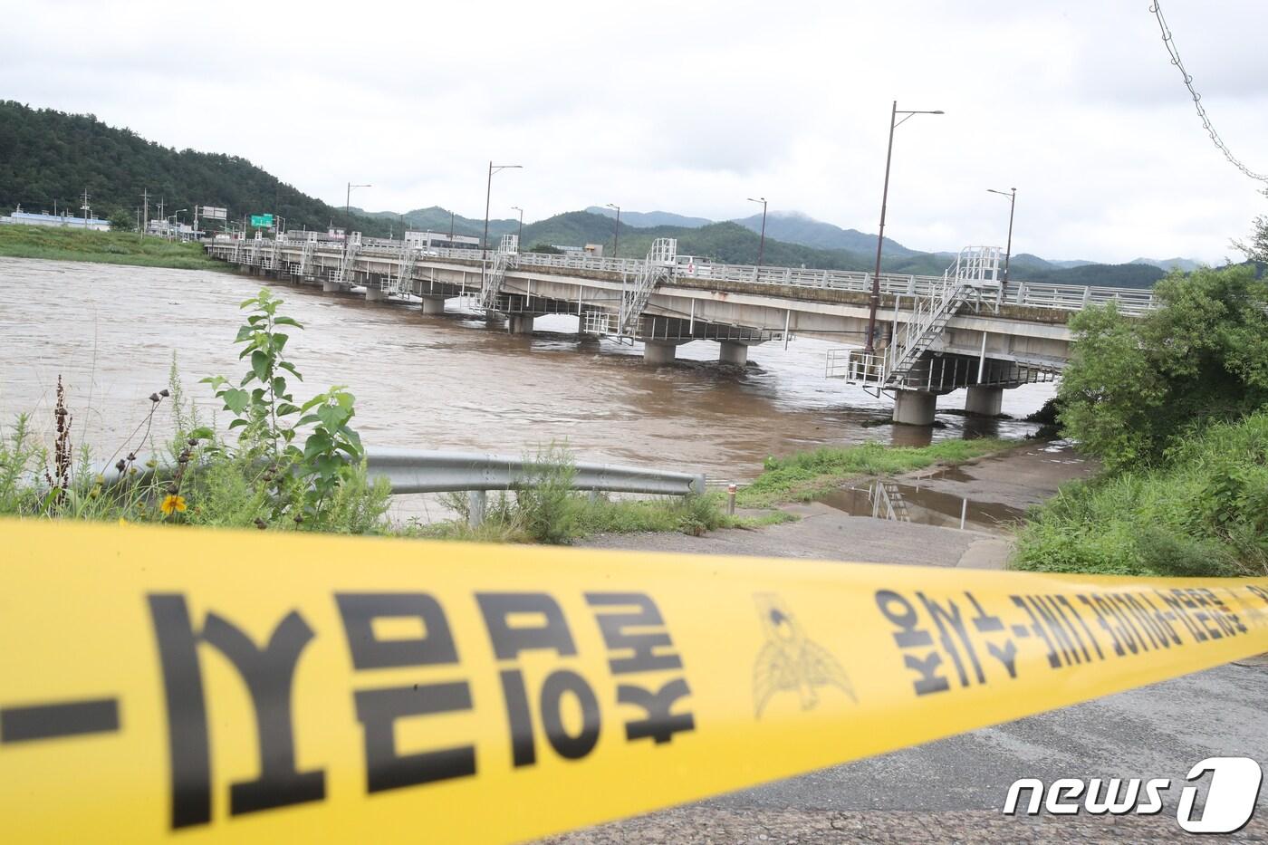 본문 이미지 - 폭우로 인해 영산강과 섬진강 곳곳에 홍수특보가 이어지고 있는 가운데 16일 나주 남평교 주변수변공원에 물이 넘쳐흐르고 있다. 2023.7.16/뉴스1 ⓒ News1 김태성 기자