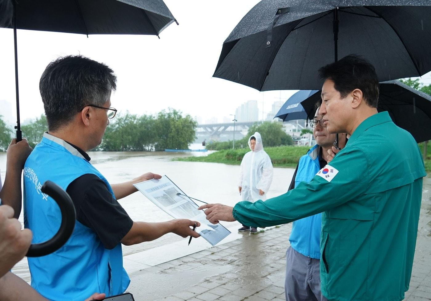 본문 이미지 - 오세훈 시장이 뚝섬한강공원을 찾아 안전 대비 체계를 점검하는 모습. (서울시 제공)