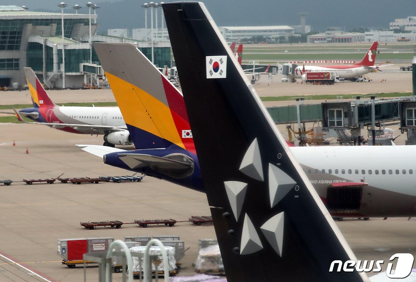 본문 이미지 - 16일 오후 인천국제공항 1터미널 전망대에서 바라본 계류장에 아시아나항공 항공기가 대기하고 있다. 2023.7.16/뉴스1 ⓒ News1 박정호 기자