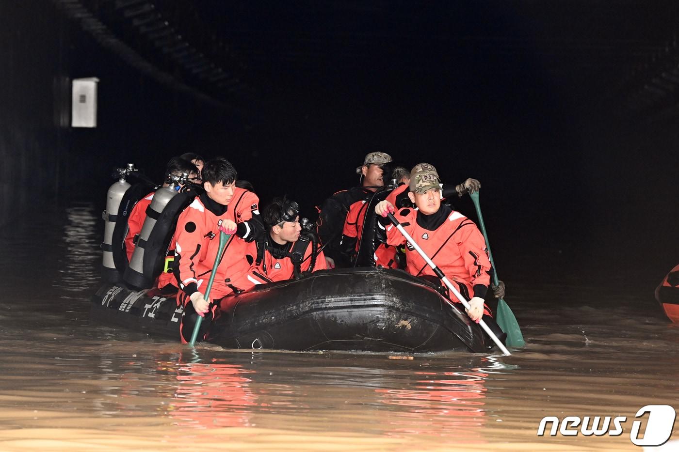본문 이미지 - 16일 공군 제6탐색구조전대 항공구조사들이 충북 청주시 오송읍 궁평리 지하차도에서 실종자 수색작전을 펼치고 있다. (공군 제공) 2023.7.16/뉴스1
