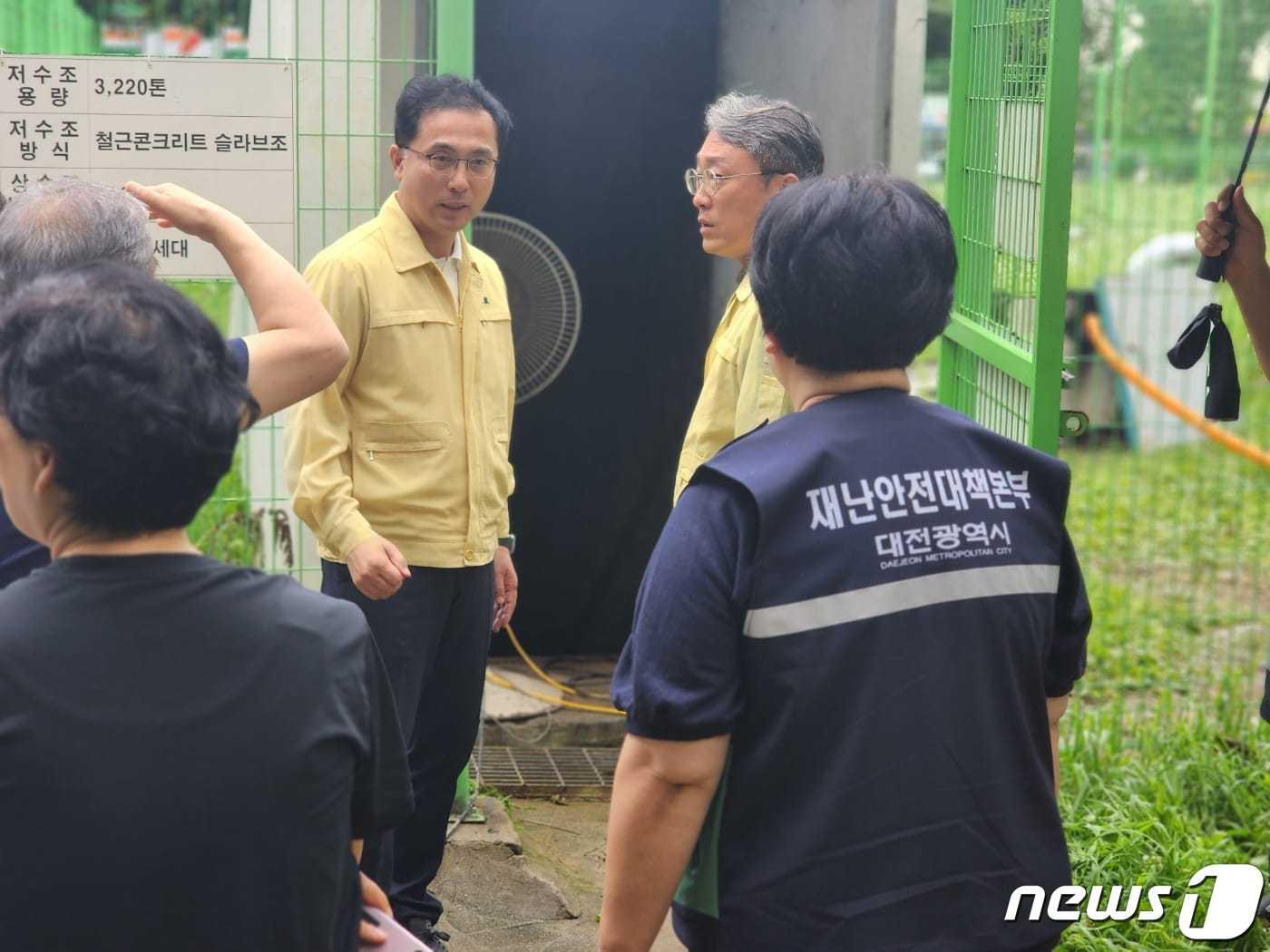 본문 이미지 - 16일 오전 대전 동구 판암 주공1·2단지 아파트 지하 저수조에서 화재가 발생, 박희조 구청장(가운데)이 현장 상황을 살펴보고 있다. (동구 제공) /뉴스1