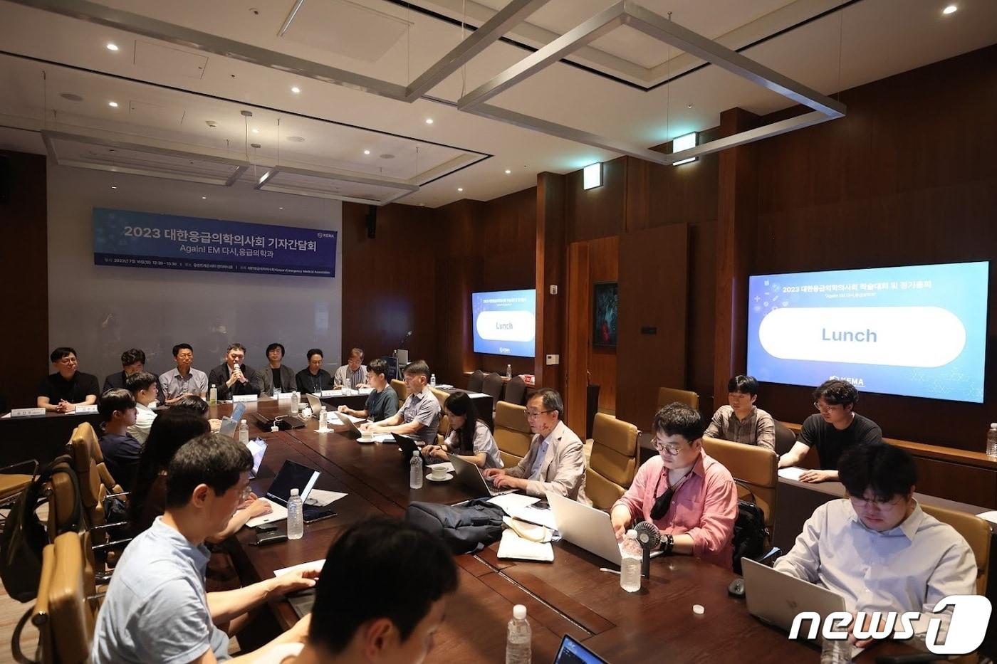 대한응급의학의사회가 16일 서울 용산구 용산드래곤시티 친타마니홀에서 열린 2023 응급의학의사회 학술대회의 일환으로 기자회견을 열고 있다(대한응급의학의사회 제공)