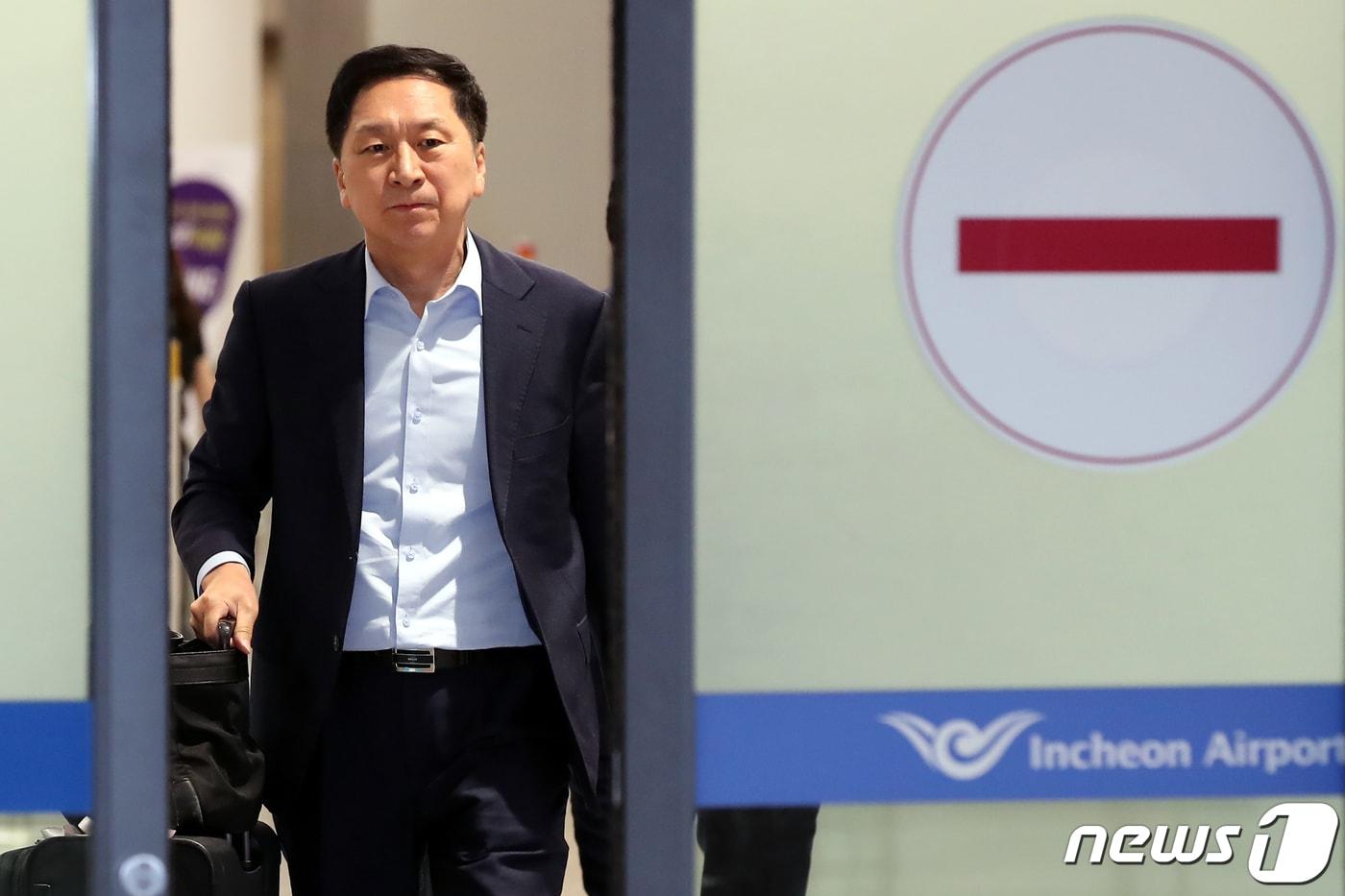 본문 이미지 - 5박7일의 방미 일정을 마친 김기현 국민의힘 대표가 16일 오후 인천국제공항을 통해 귀국하고 있다. 김 대표는 한국에 도착해 폭우와 관련한 피해 보고를 받기 위해 다른 방미단 보다 먼저 귀국길에 올랐다./뉴스1 ⓒ News1 박정호 기자