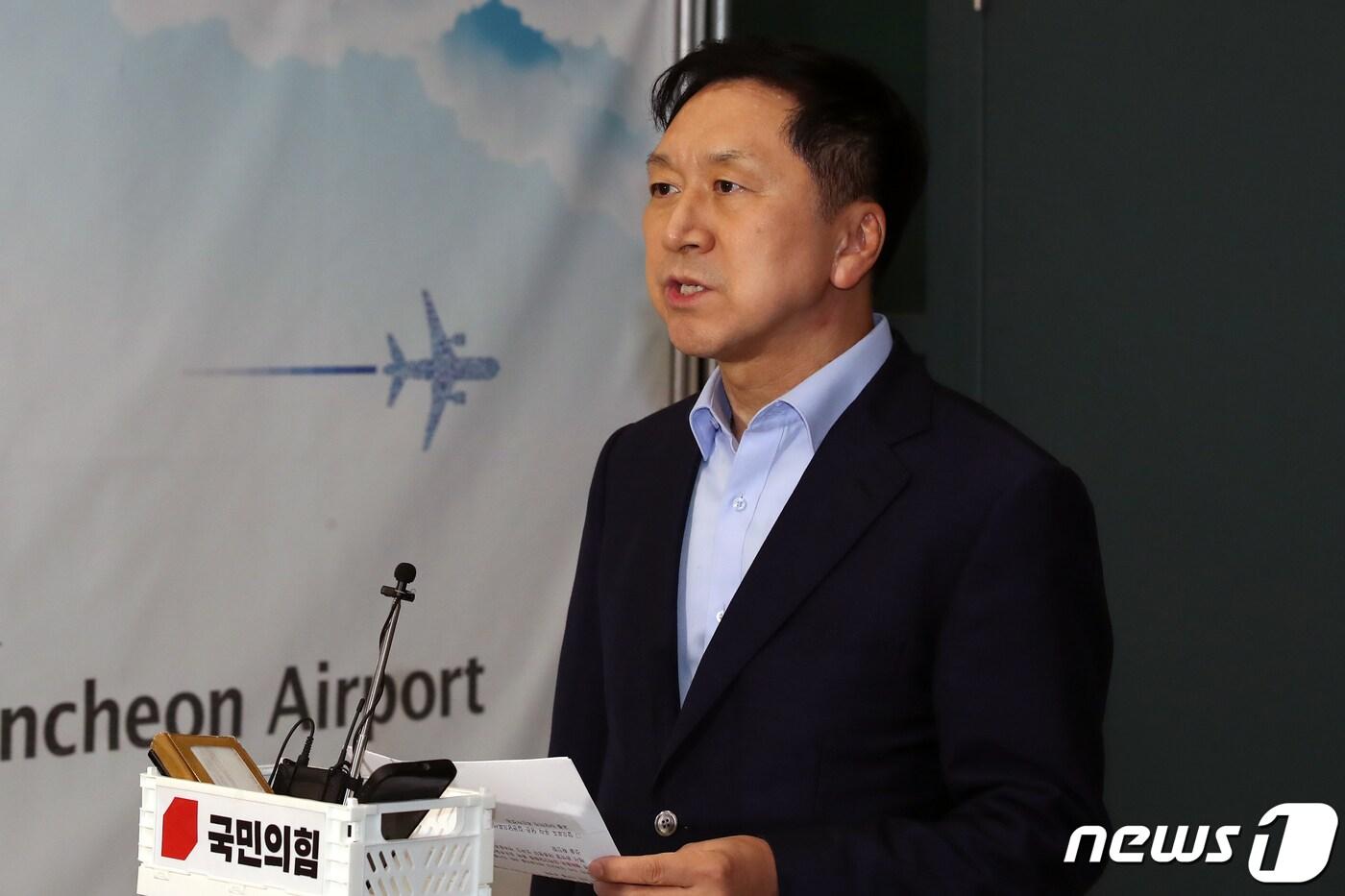 본문 이미지 - 5박7일의 방미 일정을 마친 김기현 국민의힘 대표가 16일 오후 인천국제공항을 통해 귀국해 방미 성과를 밝히고 있다. 김 대표는 한국에 도착해 폭우와 관련한 피해 보고를 받기 위해 다른 방미단 보다 먼저 귀국길에 올랐다/뉴스1 ⓒ News1 박정호 기자