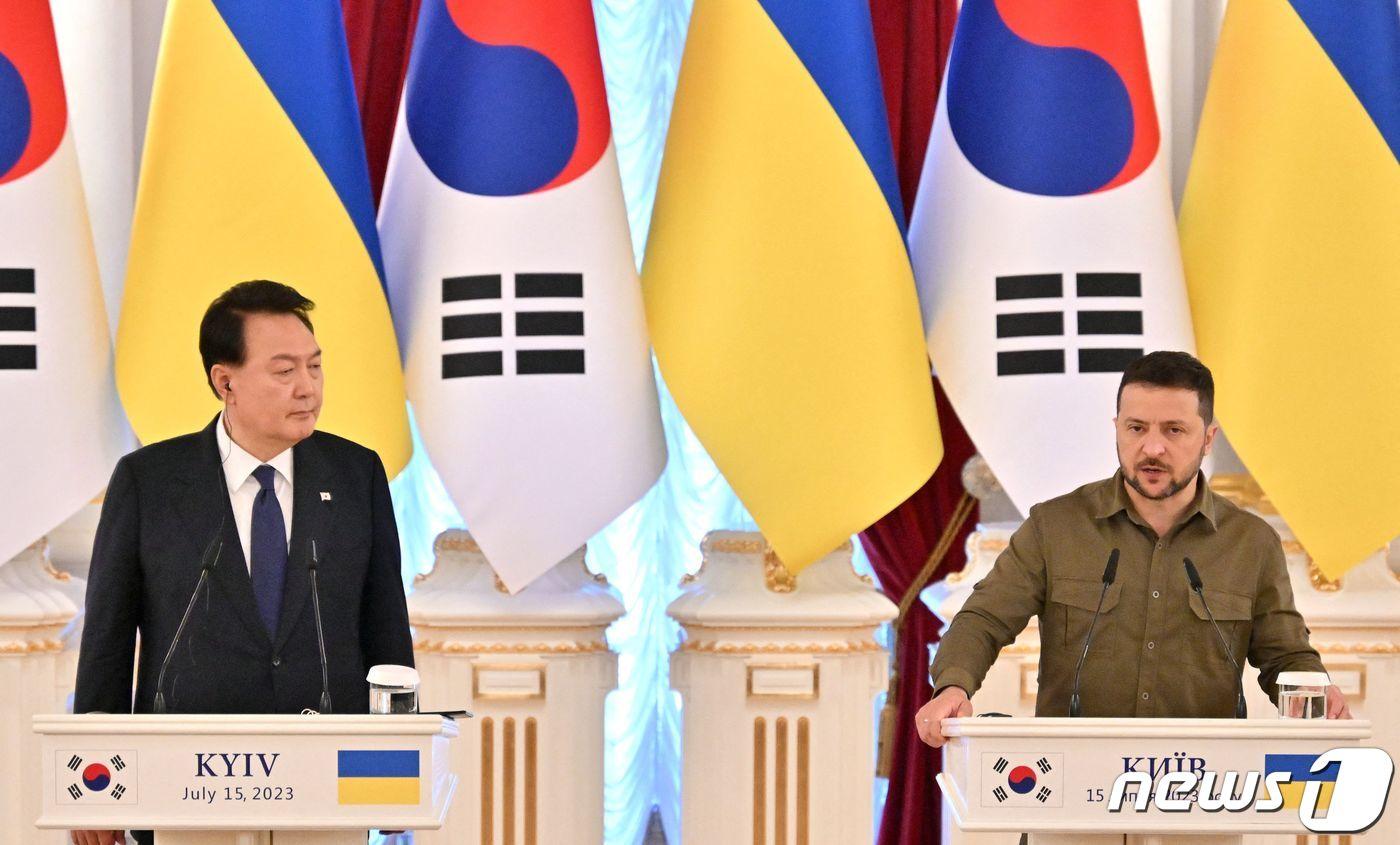 윤석열 대통령이 젤렌스키 대통령과 공동 언론 발표를 하고 있다. 2023.7.16 ⓒ AFP=뉴스1 ⓒ News1 우동명 기자