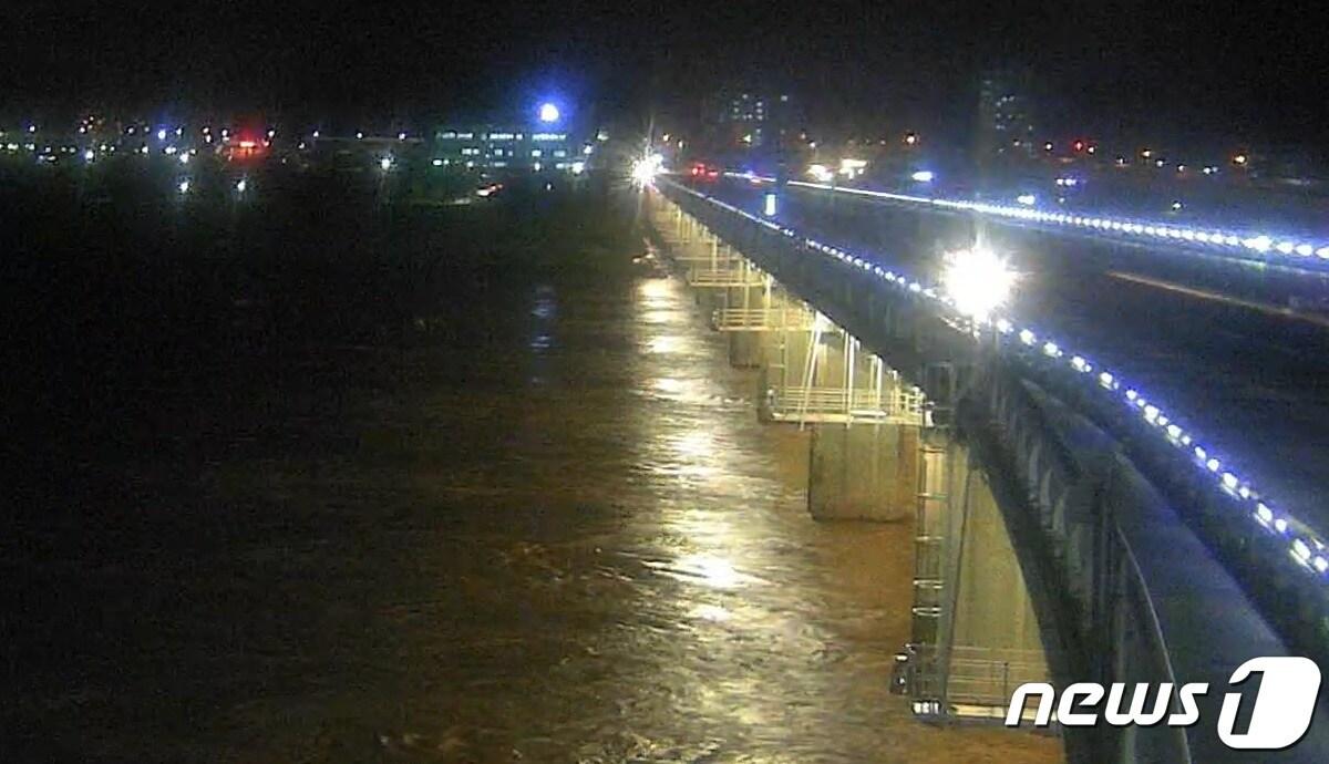 본문 이미지 - 16일 오후 8시40분 부산 구포대교 수위 모습.(낙동강홍수통제소 홈페이지 수위동영상 캡쳐)