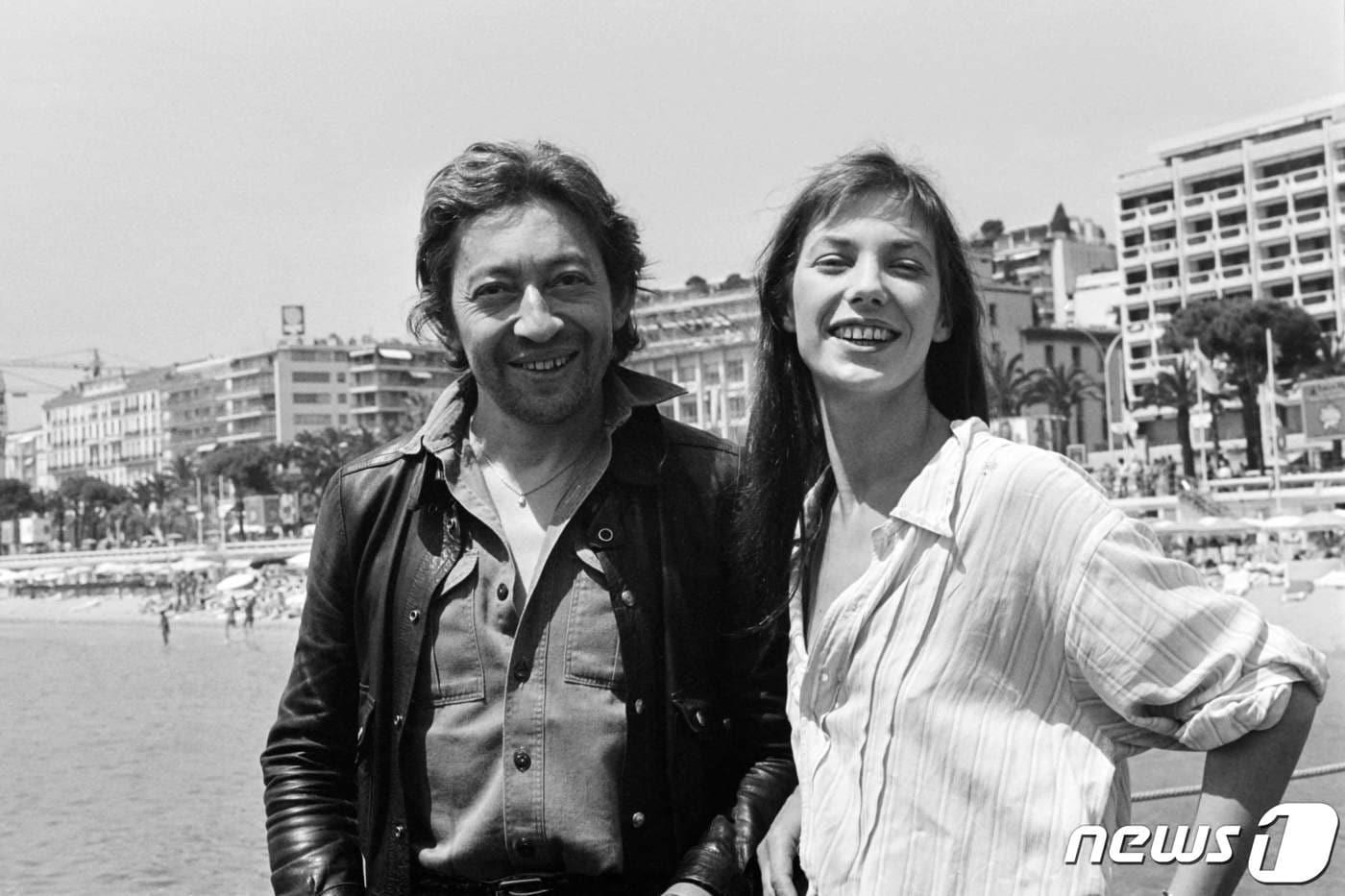 세계적인 가수이자 배우로 활동한 제인 버킨이 숨졌다. 사진은 지난 1978년 당시 남편이었던 세르쥬 갱스부르와 함께 포즈를 취하는 모습. ⓒ AFP=뉴스1 ⓒ News1 정윤영 기자