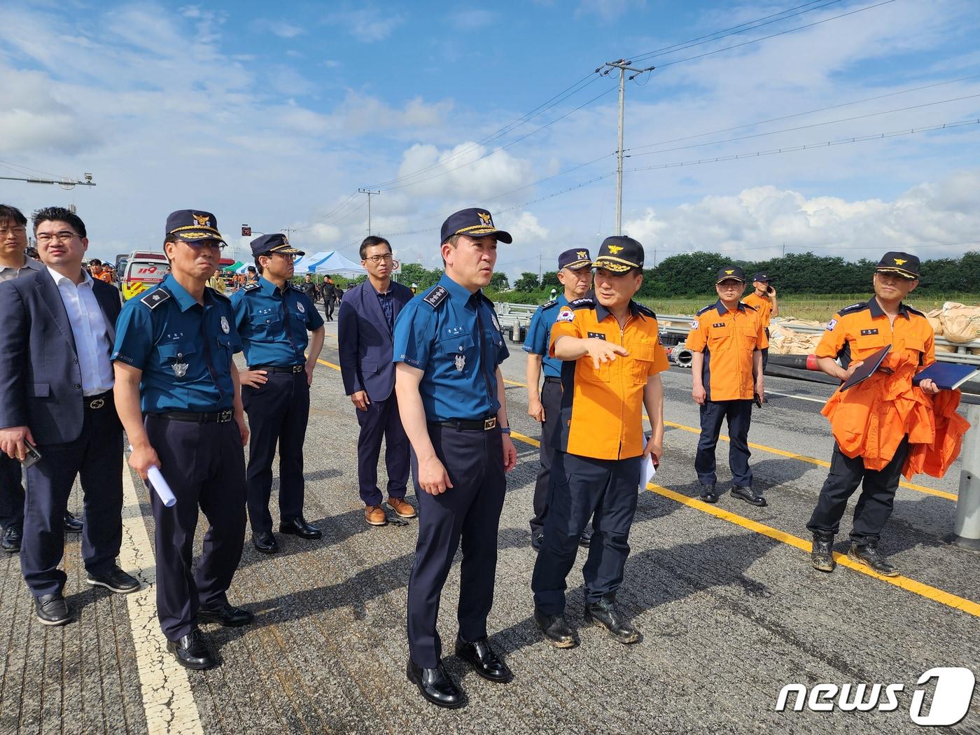 본문 이미지 - 윤희근 경찰청장과 남화영 소방청장이 16일 오후 충북 청주시 오송읍 궁평지하차도 침수사고 현장을 방문해 피해상황을 점검하며 대책을 논의하고 있다.(소방청 제공) 2023.7.16/뉴스1 ⓒ News1 민경석 기자