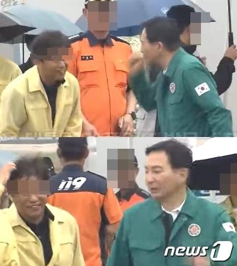 본문 이미지 -  16일, 18명의 사상자를 낸 충북 오송지하차도 참사 현장을 둘러보는 원희룡 국토부 장관을 맞이해 90도 인사와 함께 웃음을 지어보인 충복도 고위 공무원에게 여론의 질타가 쏟아졌다. (KBS 갈무리) ⓒ 뉴스1