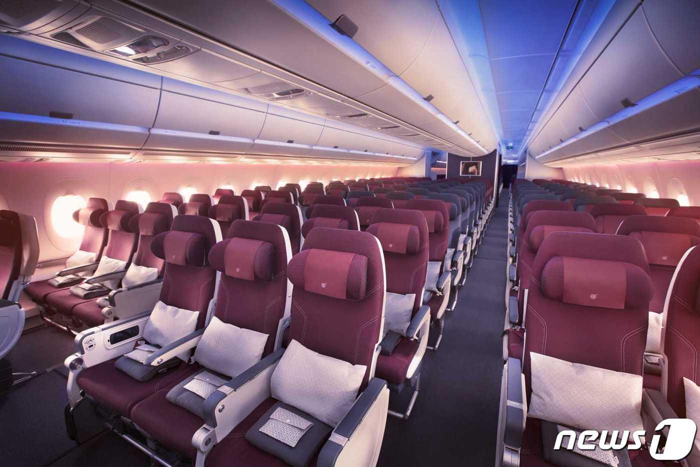 카타르항공이 도입한 에어버스 A350-1000 기종의 이코노미석(카타르항공 제공)