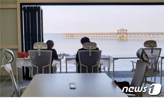 본문 이미지 - 어촌 워케이션 공유오피스 사무공간(해양수산부 제공)