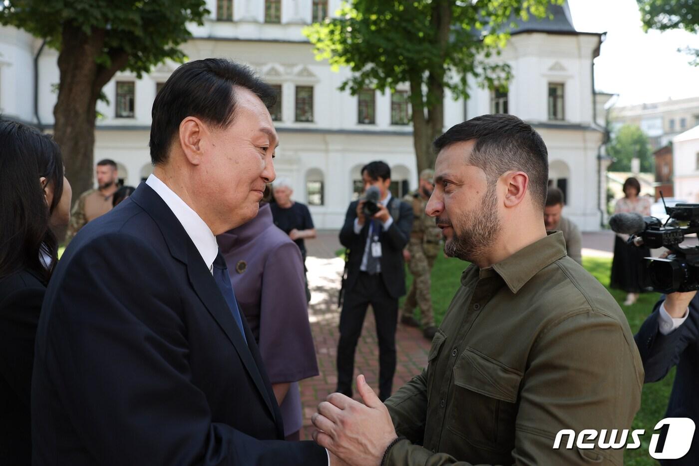 본문 이미지 - 윤석열 대통령이 15일(현지시간) 우크라이나 키이우 성 소피아 대성당을 방문해 볼로디미르 젤렌스키 우크라이나 대통령과 손을 잡은 채 대화하고 있다. (대통령실 제공) 2023.7.17/뉴스1 ⓒ News1 오대일 기자