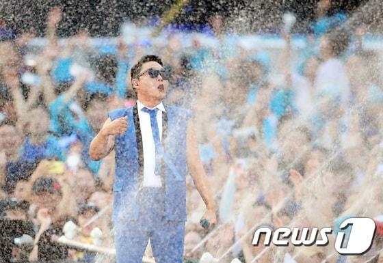 본문 이미지 - '싸이 흠뻑쇼 SUMMER SWAG 2018’. ⓒ News1 권현진 기자
