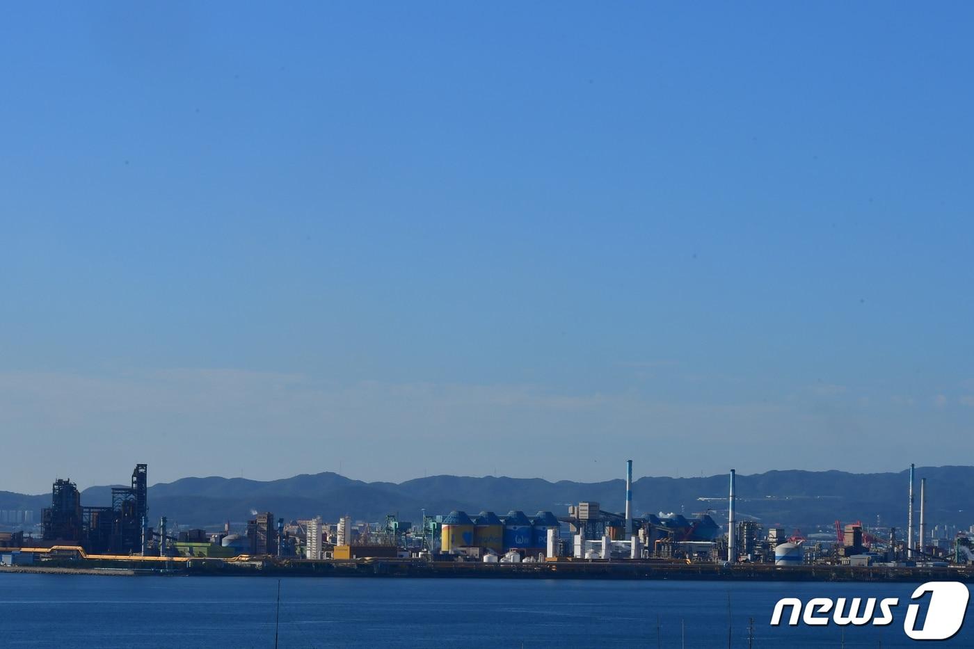 17일 오전 경북 포항시 포스코 포항제철소 위로 푸른 하늘이 펼쳐져 있다. 2023.7.17/뉴스1 ⓒ News1 최창호 기자