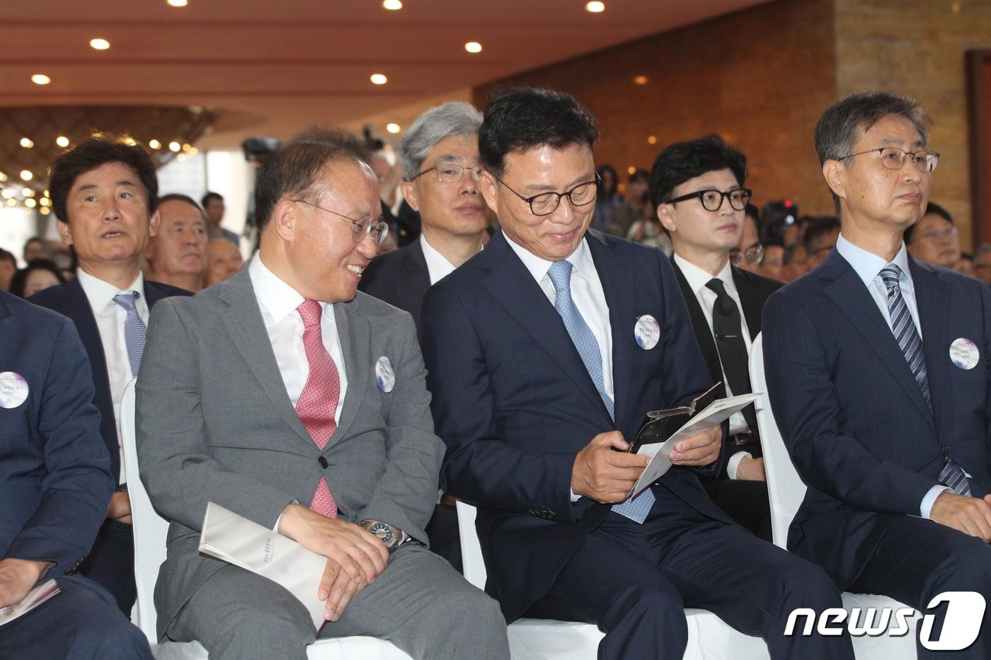 윤재옥 국민의힘 원내대표와 박광온 더불어민주당 원내대표가 17일 서울 여의도 국회 로텐더홀에서 열린 제75주년 제헌절 경축식에서 대화를 나누고 있다. 2023.7.17/뉴스1 ⓒ News1 국회사진취재단