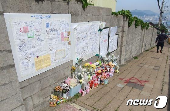 본문 이미지 - 부산 영도구 청동초 어린이보호구역에 추모 편지와 꽃이 놓여 있다. .2023.5.2/뉴스1 노경민 기자