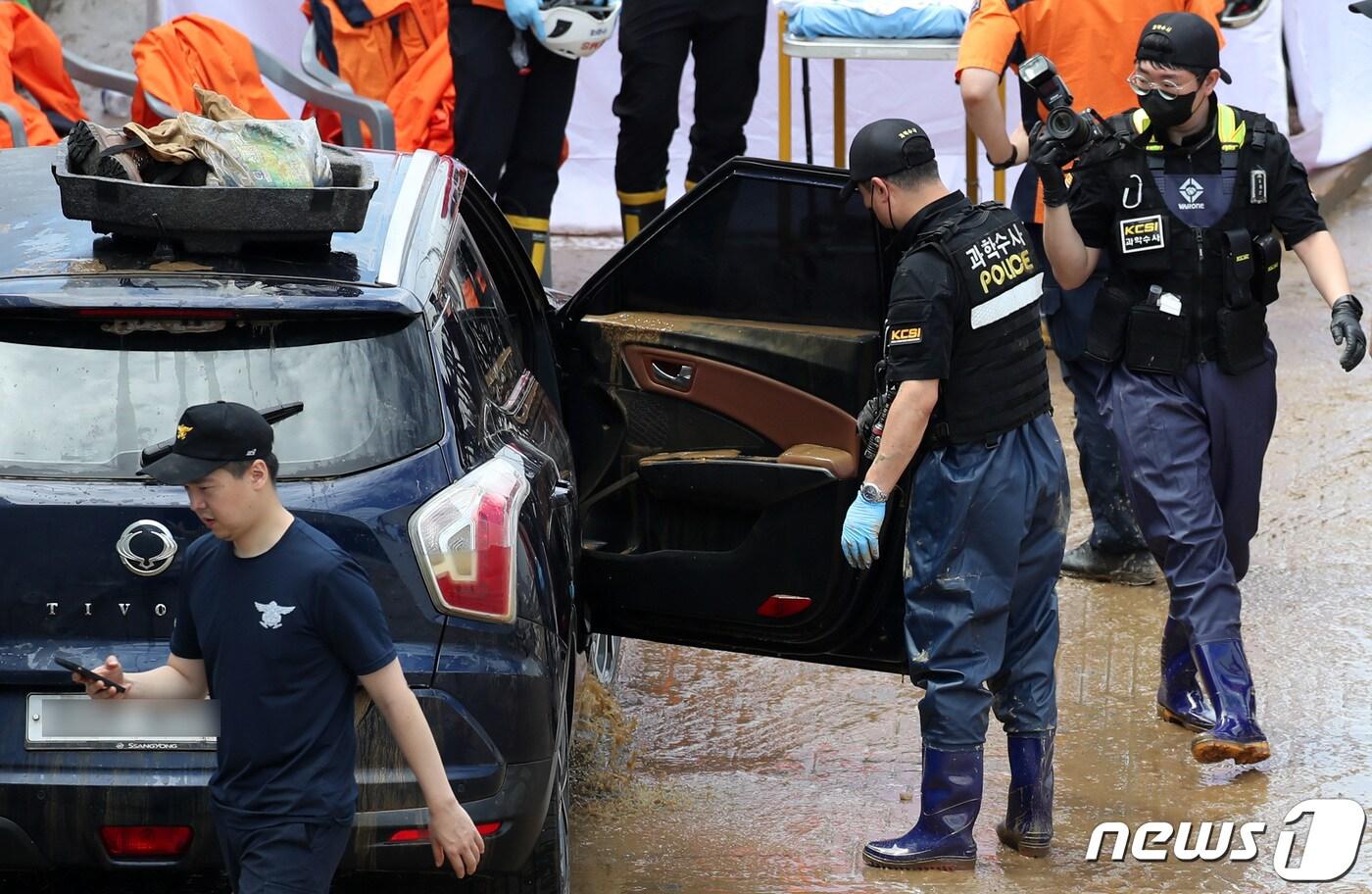 17일 오전 미호천 제방 유실로 침수된 충북 청주시 흥덕구 오송읍 궁평2지하차도에서 경찰 과학수사대 대원들이 침수차 내부를 조사하고 있다. 2023.7.17/뉴스1 ⓒ News1 구윤성 기자
