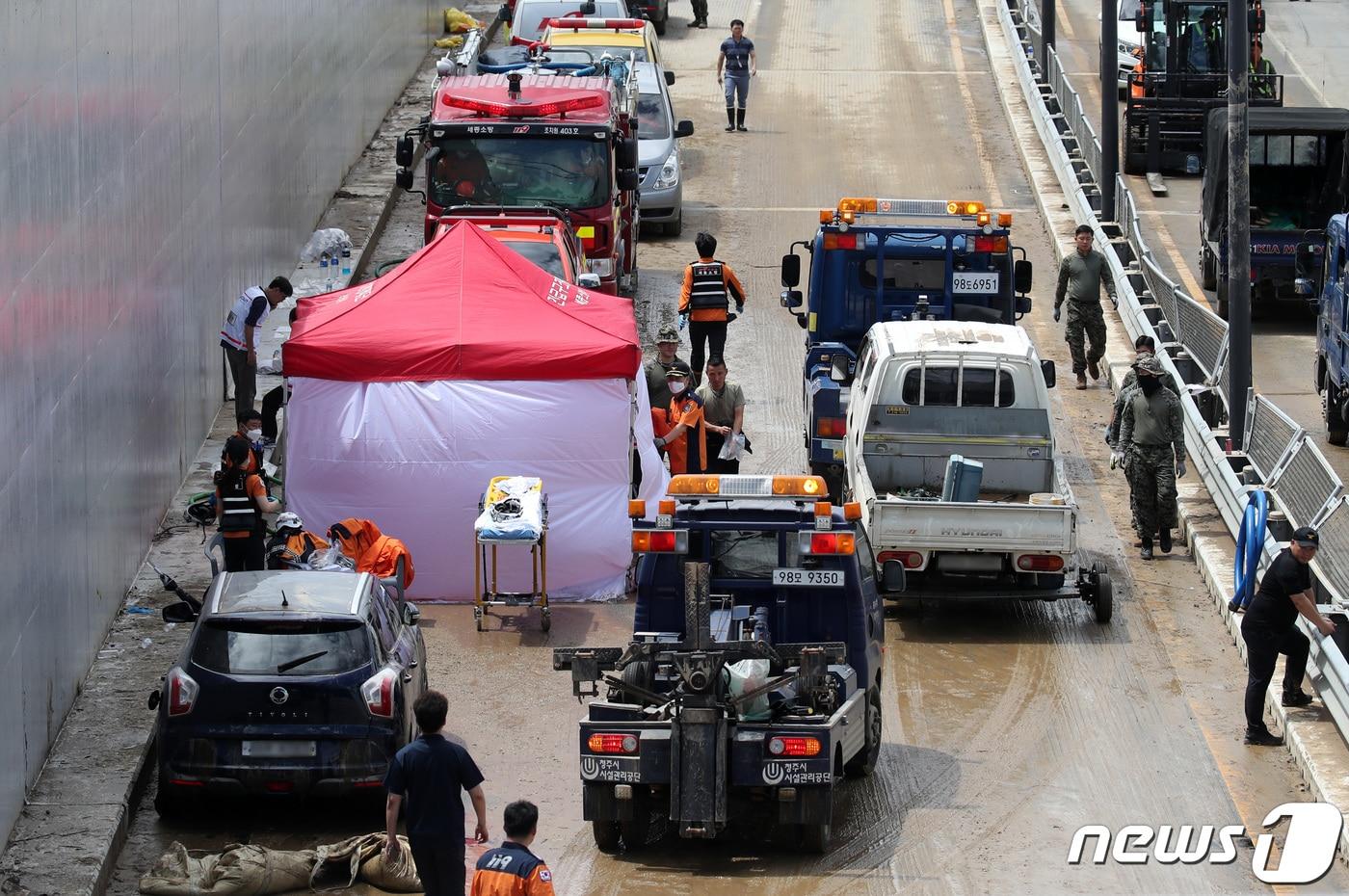 미호천 제방 유실로 침수된 충북 청주시 흥덕구 오송읍 궁평2지하차도에서 침수차량을 밖으로 빼내는 작업이 한창이다. 2023.7.17/뉴스1 ⓒ News1 구윤성 기자