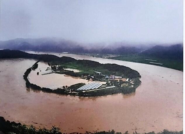 본문 이미지 - 경북 예천의 명승 회룡포 마을 침수 모습. (문화재청 제공) 