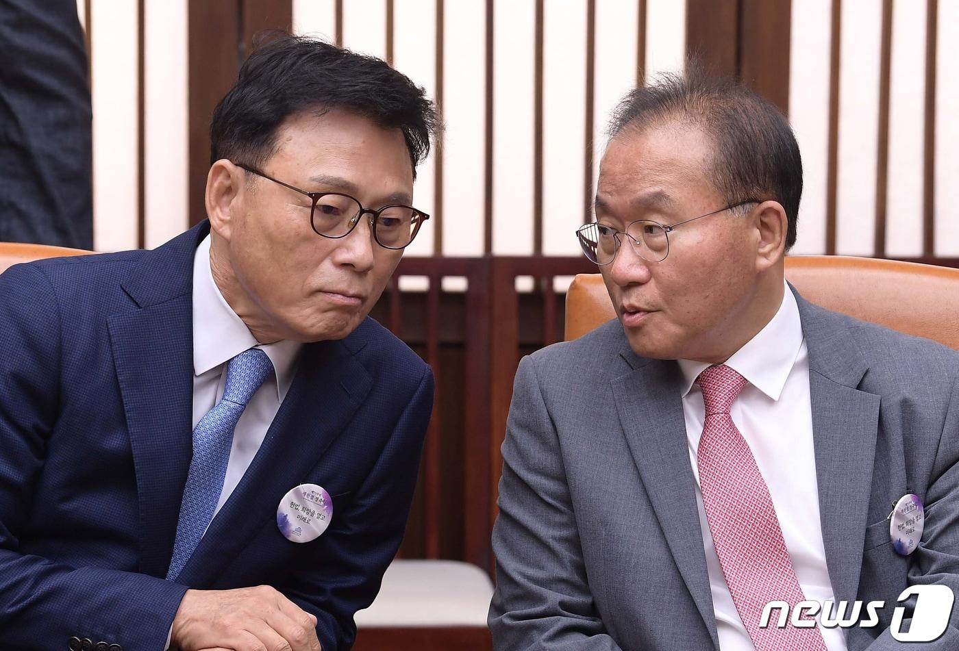 본문 이미지 - 윤재옥 국민의힘 원내대표와 박광온 더불어민주당 원내대표가 17일 오전 서울 여의도 국회 의장 접견실에서 제75주년 제헌절 경축식을 앞두고 대화를 나누고 있다. (공동취재) 2023.7.17/뉴스1 ⓒ News1 황기선 기자