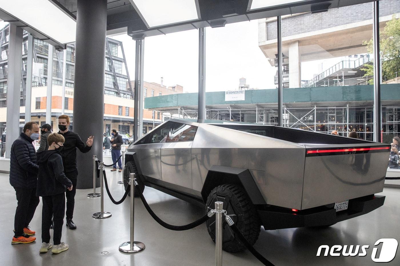 테슬라가 결국 사이버트럭을 선보였다. 사이버트럭이 맨해튼 전시장에 전시됐다. ⓒ 로이터=뉴스1 ⓒ News1 박형기 기자