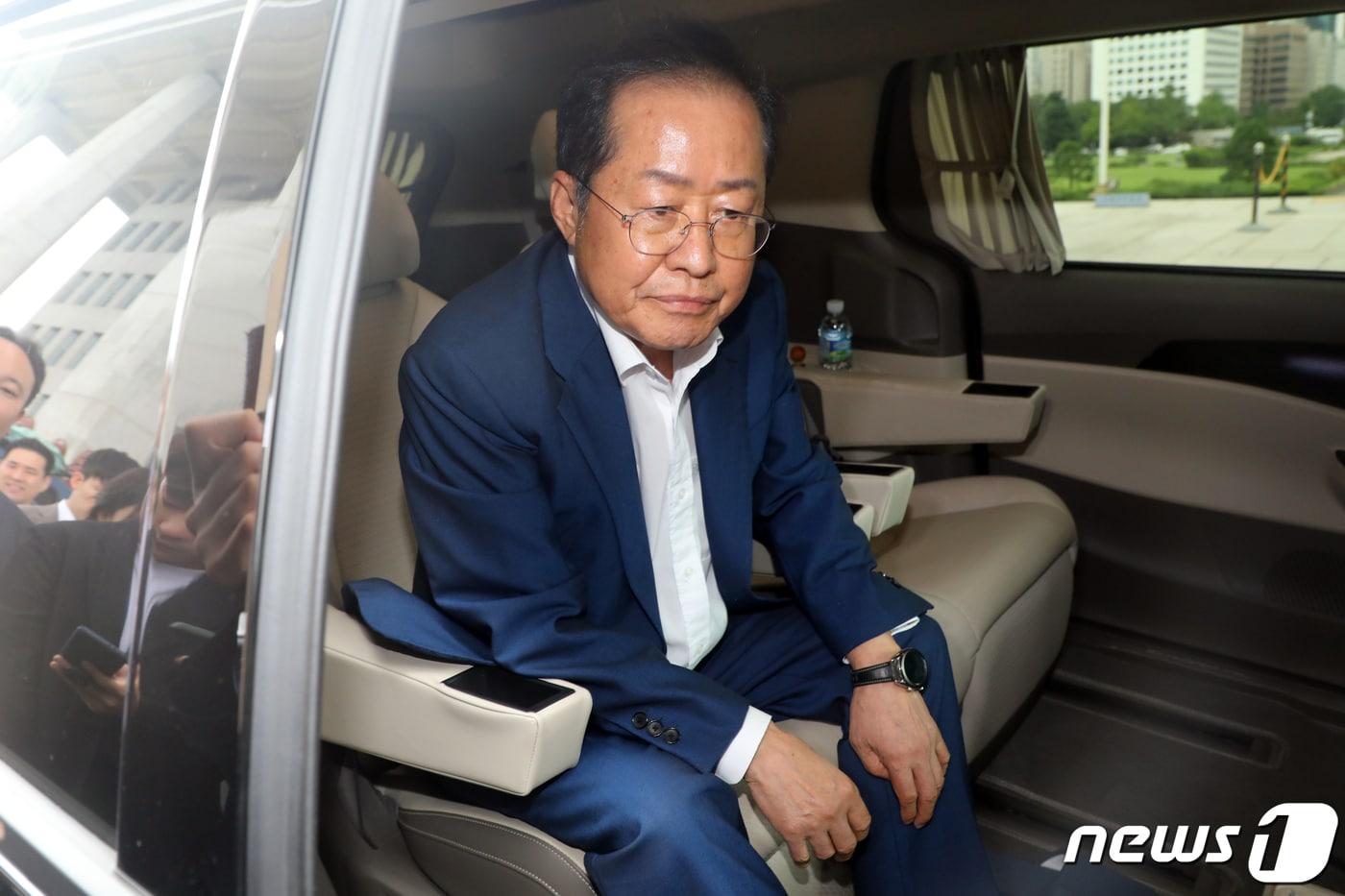 본문 이미지 - 홍준표 대구시장이 지난 17일 오후 서울 여의도 국회에서 윤재옥 국민의힘 원내대표와 면담을 마친 뒤 차량에 탑승하고 있다. ⓒ News1 황기선 기자