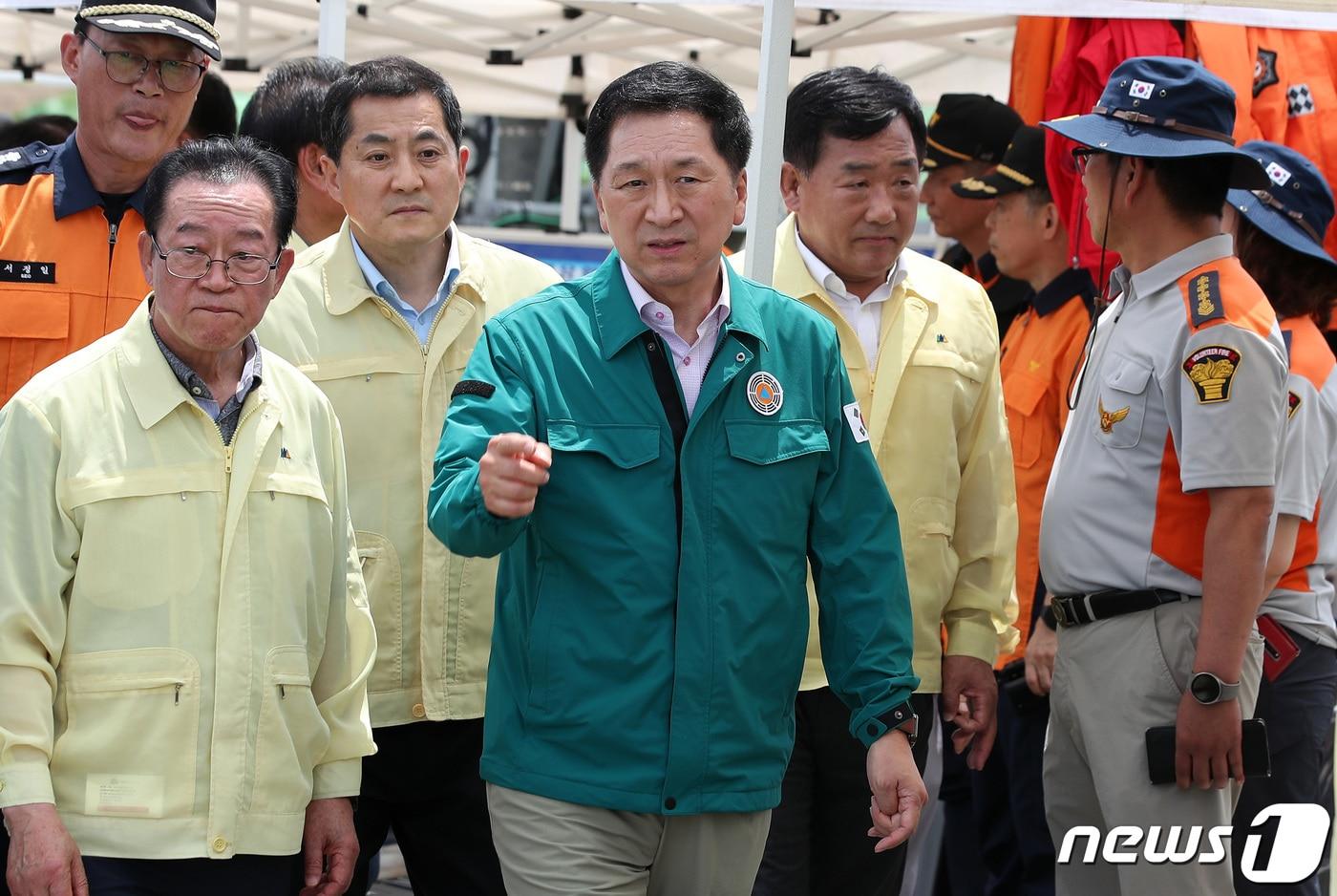 본문 이미지 - 김기현 국민의힘 대표가 17일 오후 충북 청주시 흥덕구 오송읍 궁평리 궁평2지하차도 침수 현장을 찾아 둘러보고 있다. 2023.7.17/뉴스1 ⓒ News1 구윤성 기자