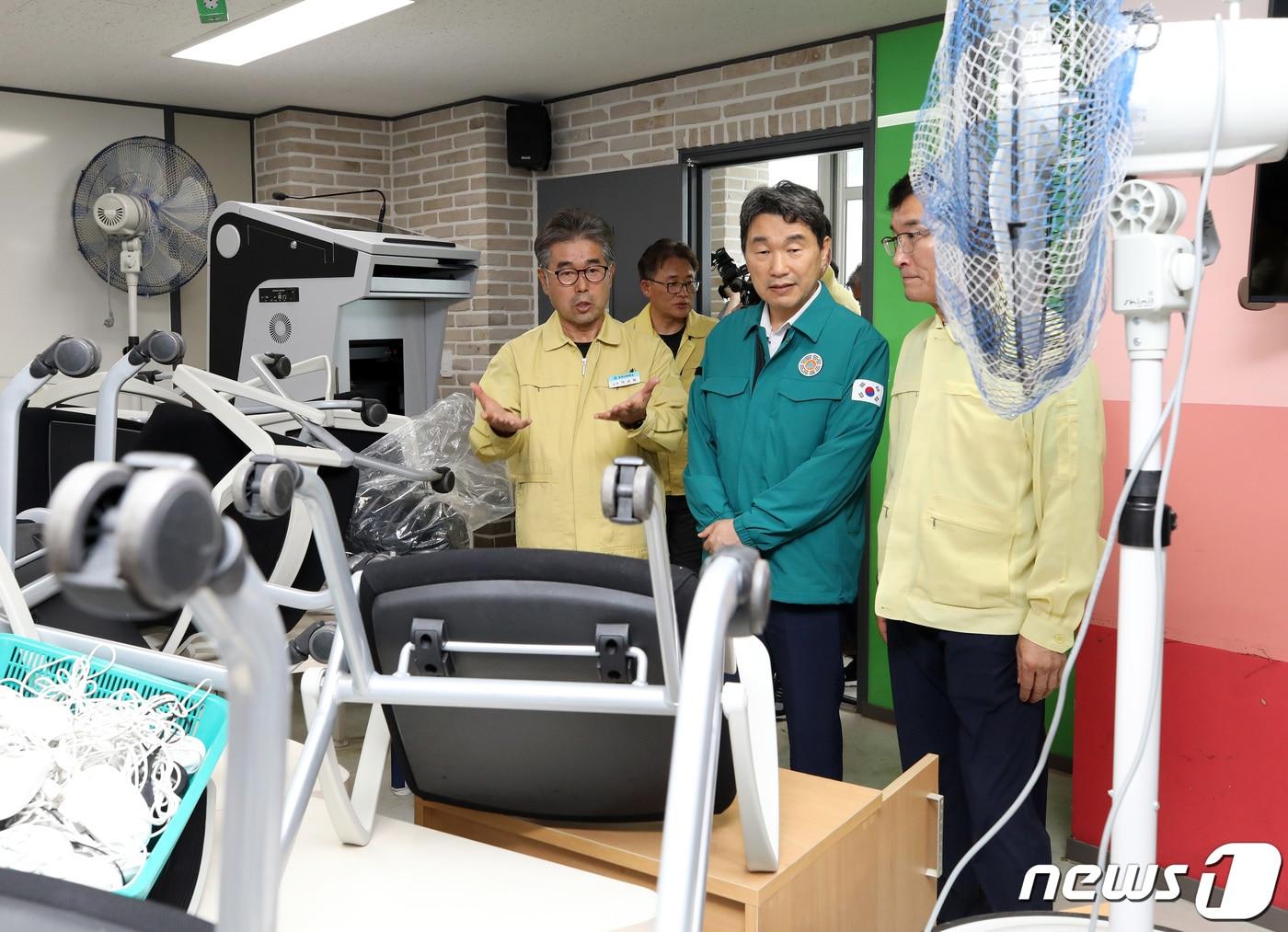 본문 이미지 - 이주호 사회부총리 겸 교육부 장관이 충청권 집중호우로 침수피해를 입은 충북 청주시 서원구 운호고등학교를 찾아 박균하 교장에게 피해 상황 설명을 듣고 있다. 2023.7.17/뉴스1 ⓒ News1 구윤성 기자