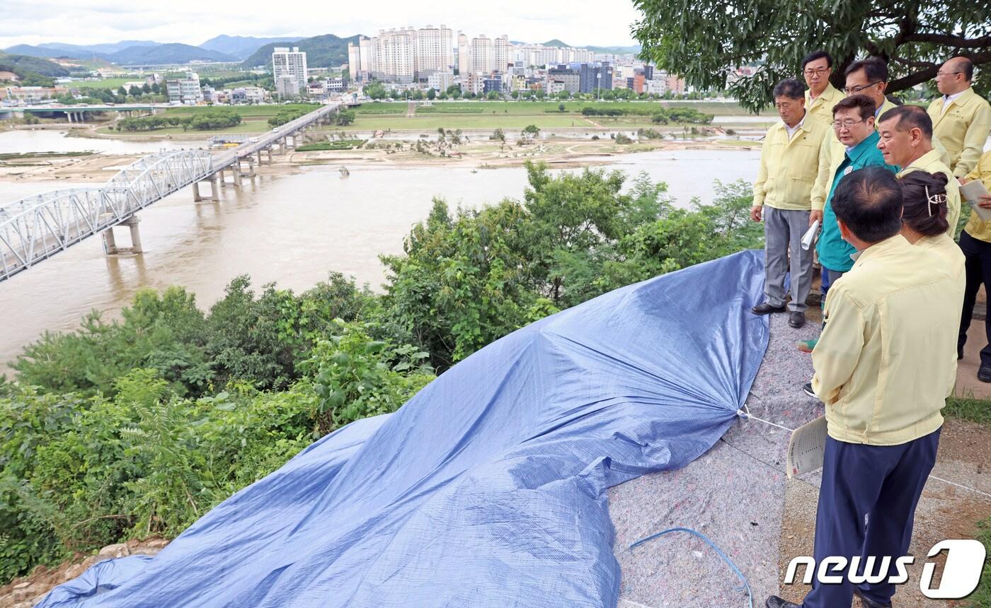 본문 이미지 - 박보균 문화체육관광부 장관이 17일 수마가 할퀴고 간 충남 공주시 공산성과 무령왕릉 등 백제왕도 핵심 유적을 방문, 피해 현황과 복구 진행 상황을 살피고 지원방안을 논의하고 있다. (문화체육관광부 제공) 2023.7.17/뉴스1