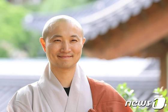 본문 이미지 - 환속 신청을 한 뒤 스스로 '법사'로 칭하고 있는 승려 도연. (페이스북 갈무리) ⓒ 뉴스1