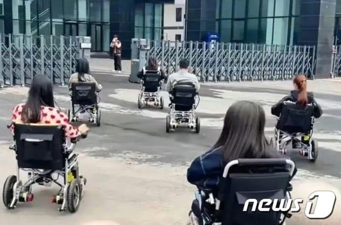 본문 이미지 - 전동휠체어를 타고 출근하는 젊은이들 - 웨이보 갈무리