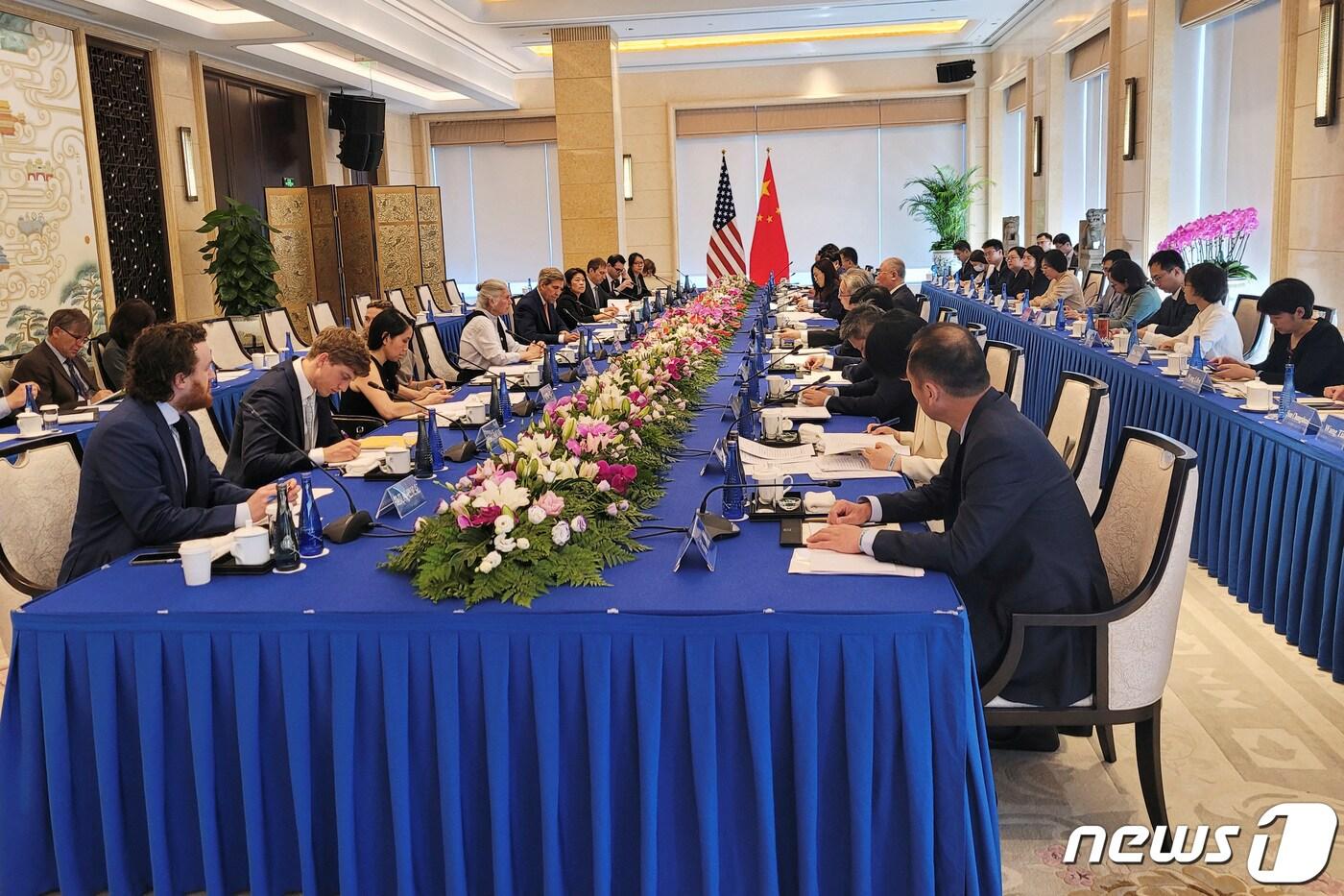 본문 이미지 - 존 케리 미국 기후 특사가 중국 베이징에서 17일(현지시간) 셰전화 중국 기후변화 특별대표와 기후 변화 대응책을 논의하기 위한 회담을 실시했다. 2023.07.17. ⓒ 로이터=뉴스1 ⓒ News1 정윤영 기자
