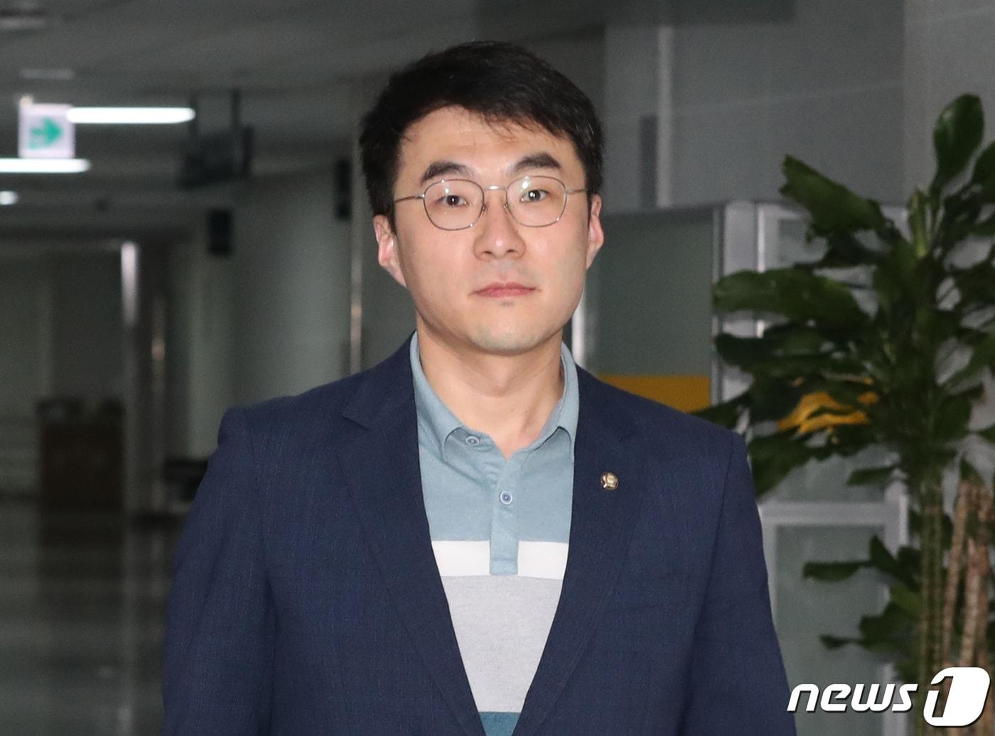 본문 이미지 - 김남국 무소속 의원이 18일 오전 서울 여의도 국회 의원회관으로 출근하고 있다. 이날 국회 윤리특별위원회 윤리심사자문위원회는 국회에서 회의를 열고 가상자산 논란으로 더불어민주당을 탈당한 김 의원 징계안에 대한 심사를 이어간다. 2023.7.18/뉴스1 ⓒ News1 송원영 기자