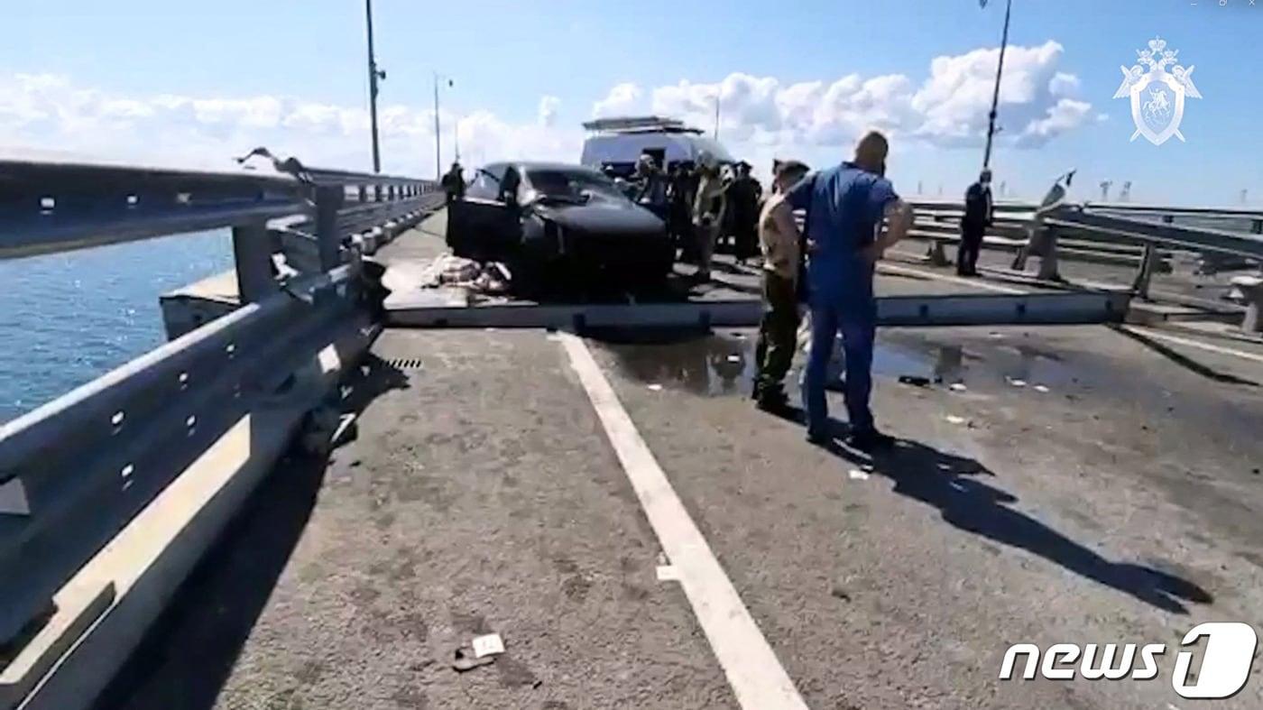 17일(현지시간) 러시아가 점령 중인 우크라이나 크림반도와 러시아 본토를 잇는 케르치 해협의 크림대교가 수중 드론의 공격을 받아 파손된 현장에 러시아 군 조사단이 출동해 있다. (사진은 기사 내용과 무관) 2023,7.18 ⓒ AFP=뉴스1 ⓒ News1 우동명 기자