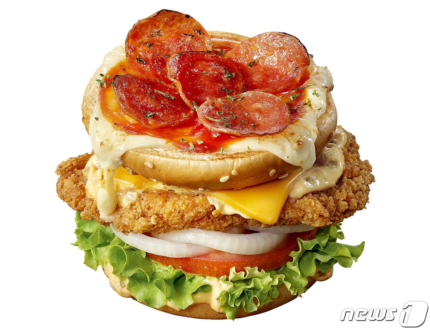 본문 이미지 - 노브랜드버거의 '페퍼로니피자 치킨'.(신세계푸드 제공)