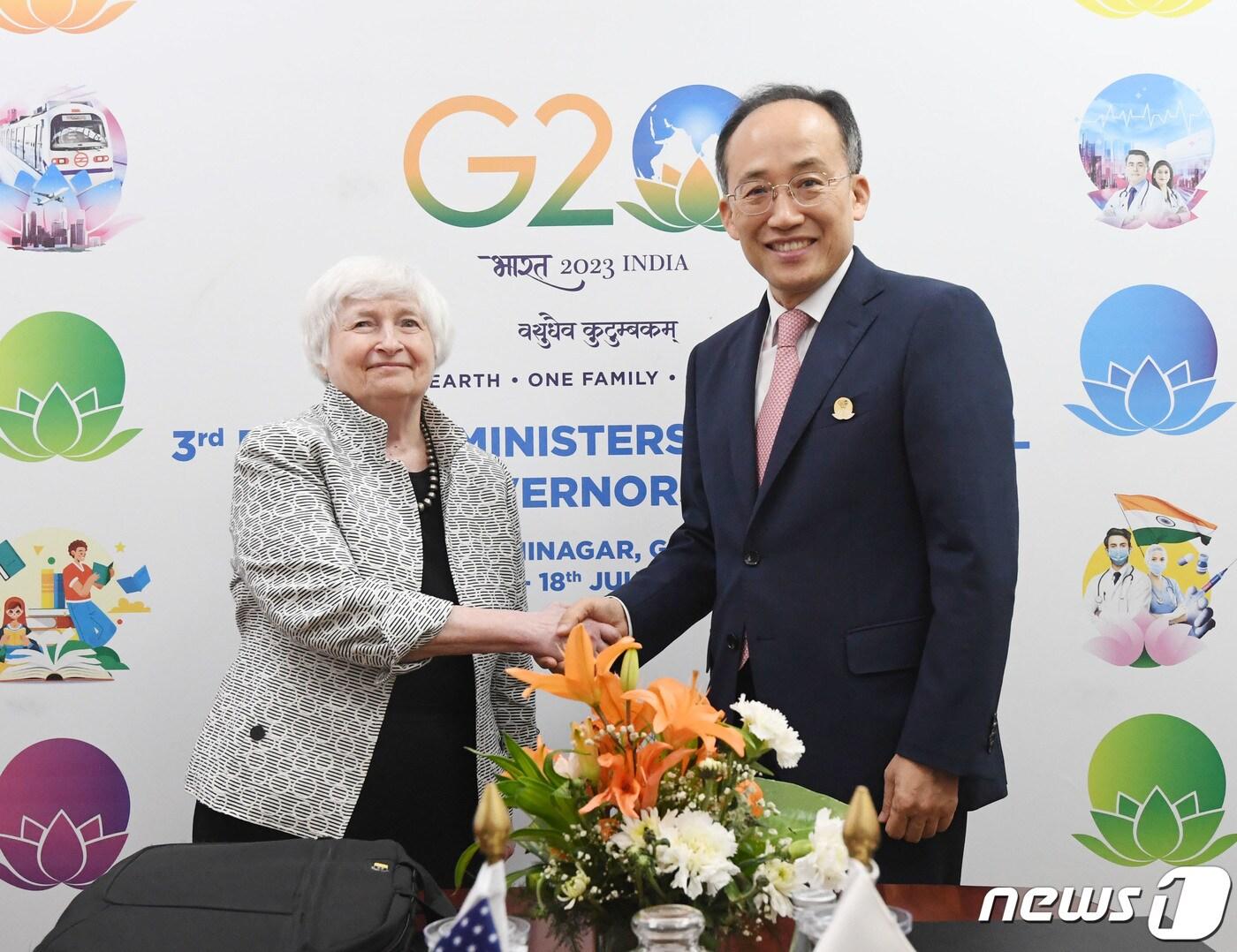 본문 이미지 - G20 재무장관 중앙은행총재 회의 참석차 인도 간디나가르를 방문중인 추경호 경제부총리 겸 기획재정부 장관이 17일(현지시간) 마하트마 만디르 컨벤션센터(MMCC)에서 재닛 옐런 미국 재무장관과 양자회담 전 악수하고 있다. (기획재정부 제공) 2023.7.18/뉴스1