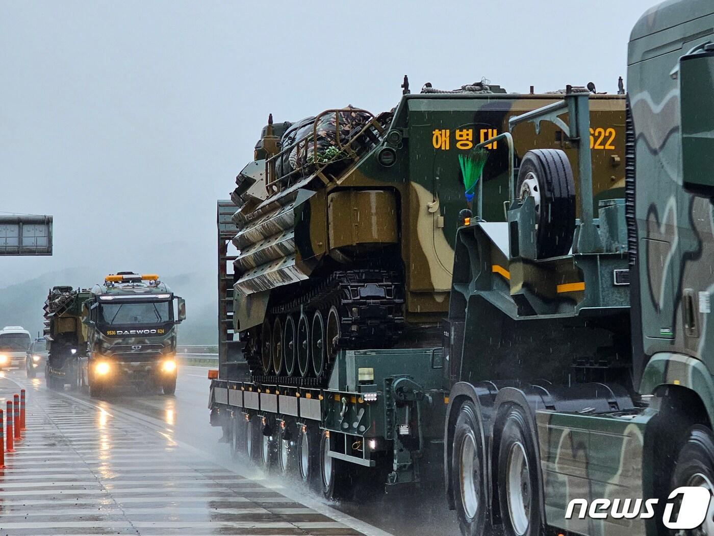 본문 이미지 - 해병대신속기동부대가 18일 오전 집중호우 피해로 실종자가 발생한 경북 예천 등 북부지역에 KAAV(한국형상륙돌격장갑차) 3대를 투입하고 있다. 앞서 해병대는 IBS(상륙고무보트)8대를 투입했다. (해병대1사단제공)2023.7.18/뉴스1 
