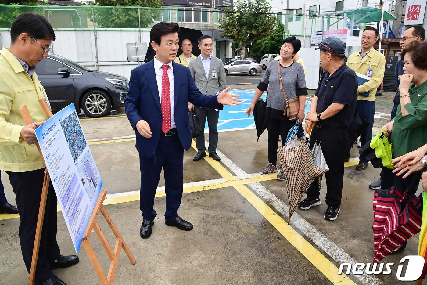 본문 이미지 - 조규일 진주시장이 지난 17일 중안동 공영주차타워 건립 공사 현장을 방문해 현장을 점검하고 있다(진주시 제공).