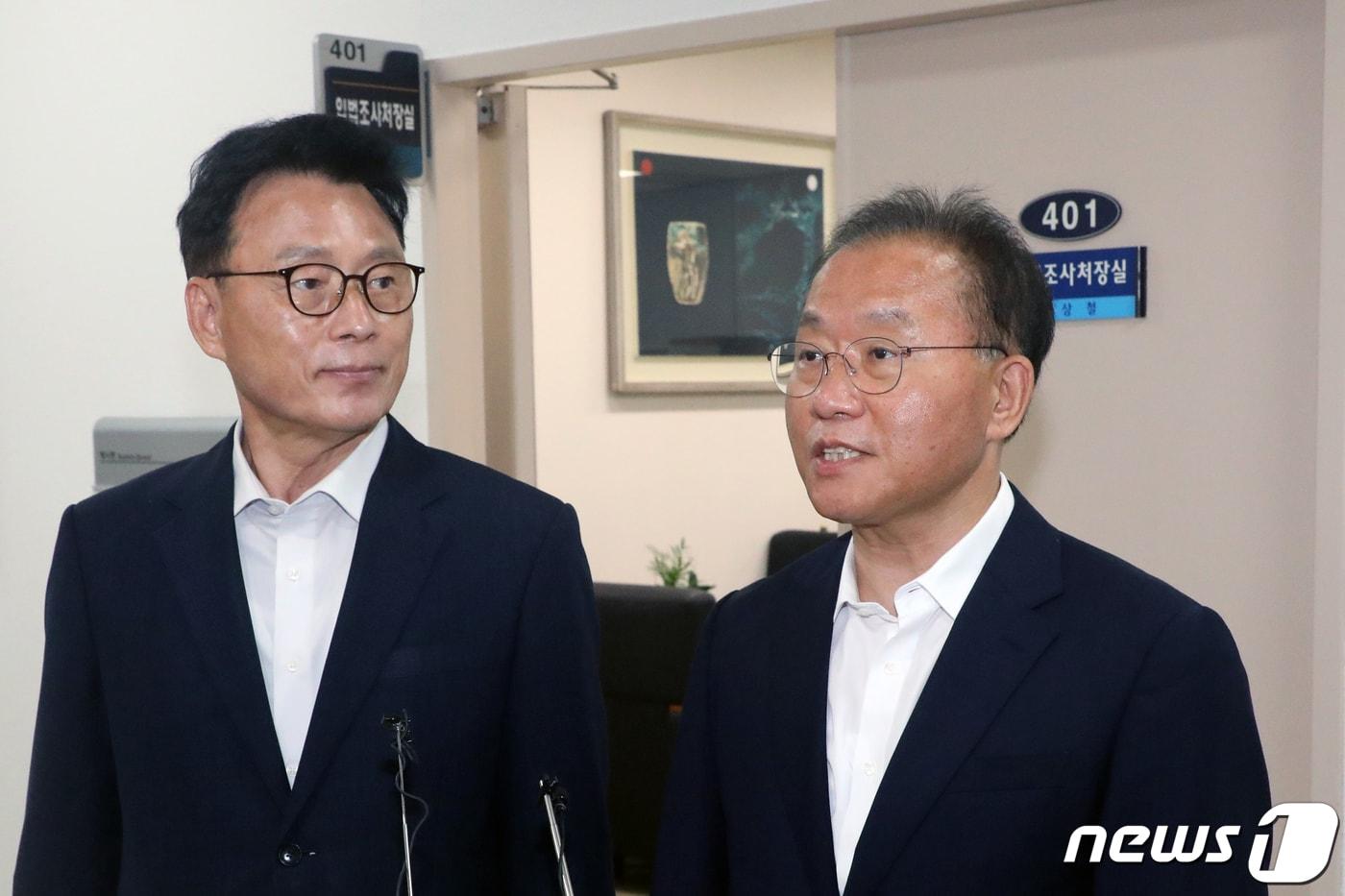 본문 이미지 - 윤재옥 국민의힘 원내대표(왼쪽)와 박광온 더불어민주당 원내대표가 18일 오전 서울 여의도 국회도서관 입법조사처장실에서 회담을 마친 후 취재진 질문에 답하고 있다.  2023.7.18/뉴스1 ⓒ News1 황기선 기자
