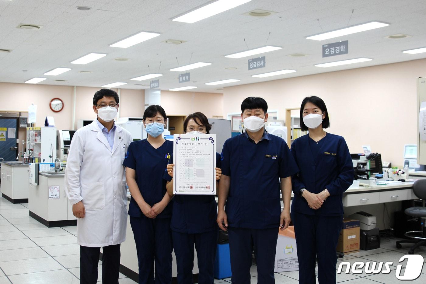 본문 이미지 -  18일 충북 충주의료원은 17년 연속 대한진단검사의학재단의 '우수검사실 신임 인증'을 획득했다고 18일 밝혔다.(충주의료원 제공)2023.7.18/뉴스1