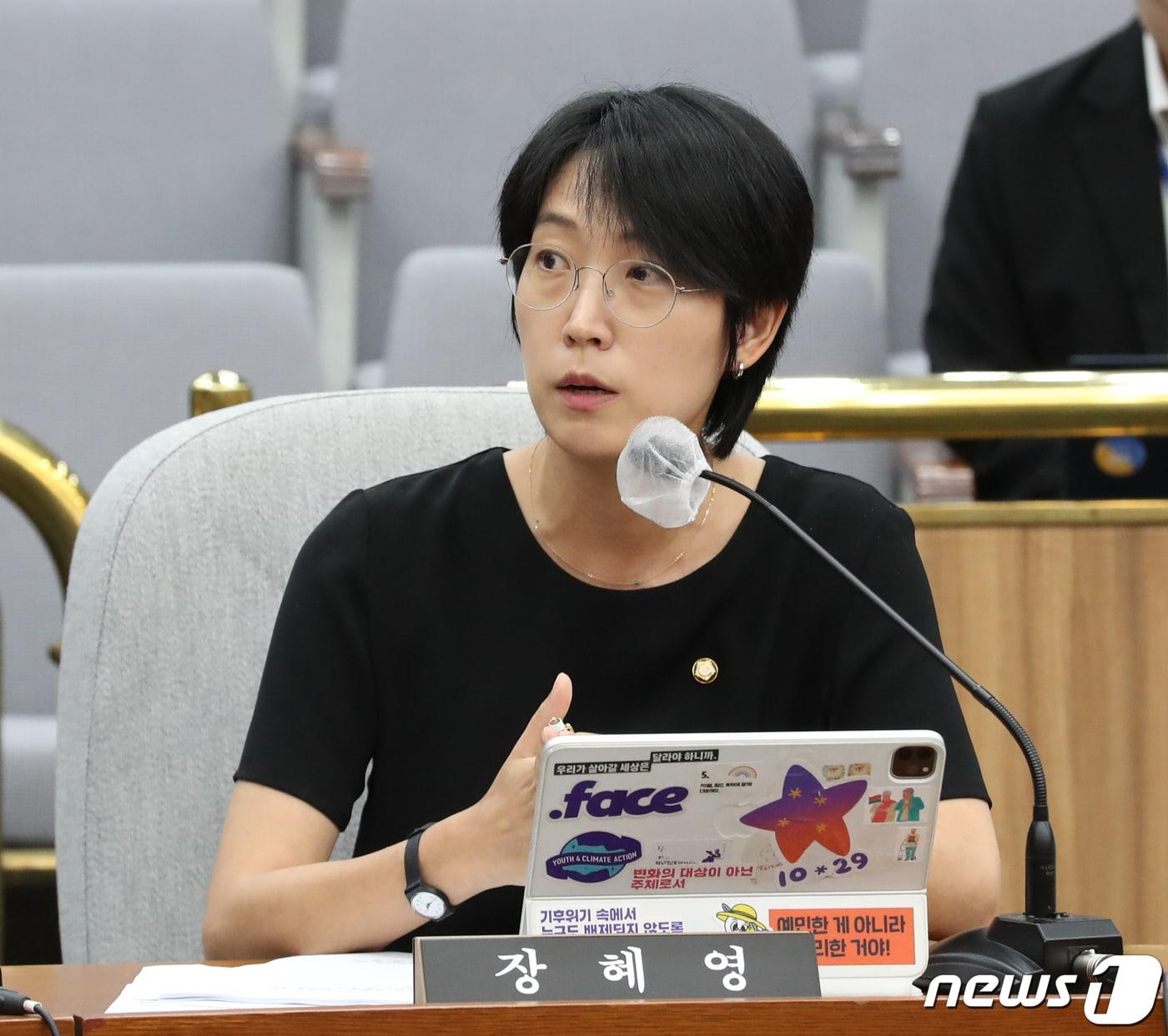 본문 이미지 - 2023년 7월 18일 장혜영 녹색정의당 의원이 서울 여의도 국회에서 열린 권영준 대법관 임명동의에 관한 인사청문특별위원회 전체회의에서 발언하고 있는 모습. 2023.7.18 ⓒ 뉴스1 송원영 기자