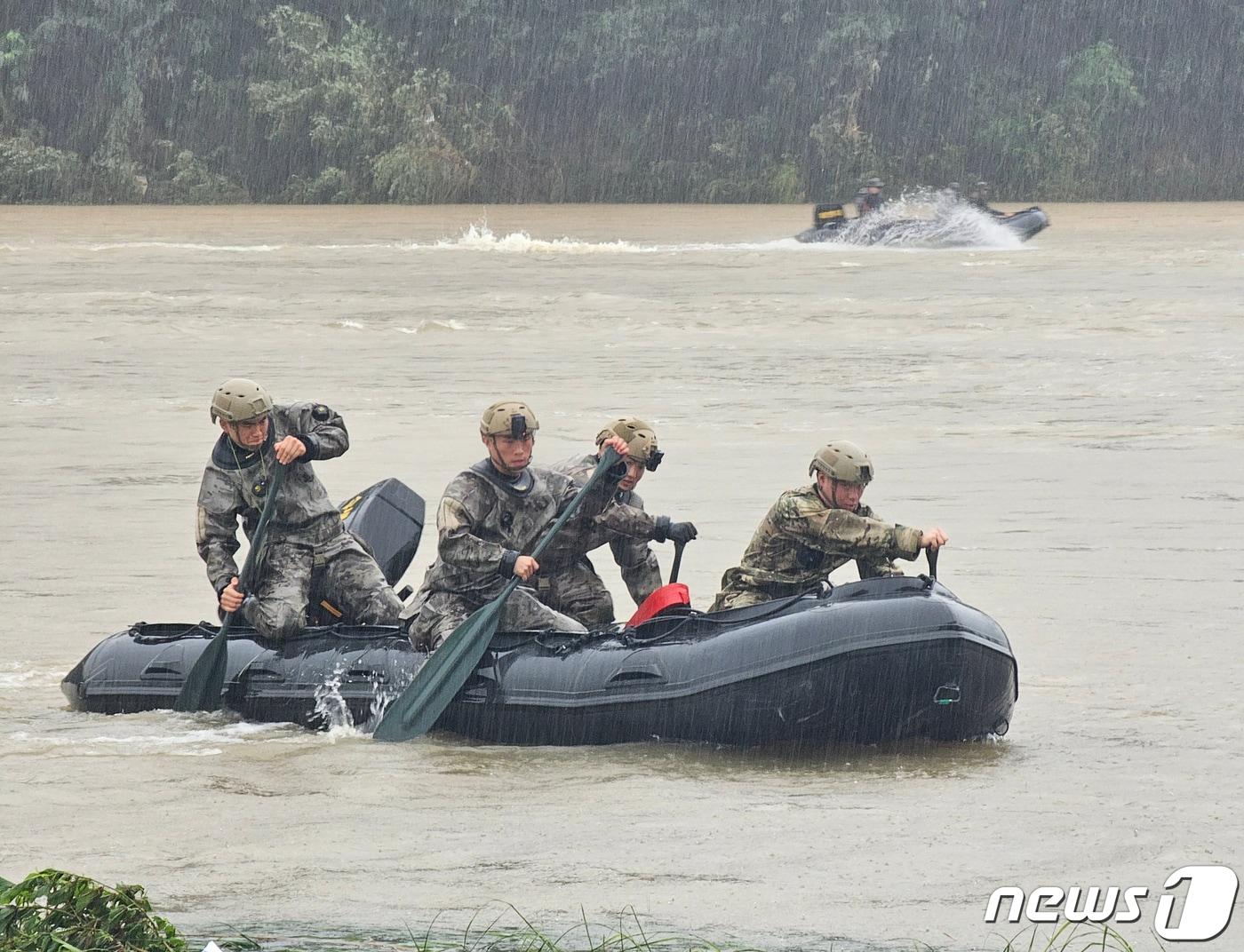 본문 이미지 - 18일 오후 해병대신속기동부대 요원들이 집중호우 피해가 발생한 경북 예천군 용궁면 일대에서 IBS보트를 이용 실종자 수색작전을 펼치고 있다.(해병대제공)2023.7.18/뉴스1 ⓒ News1 