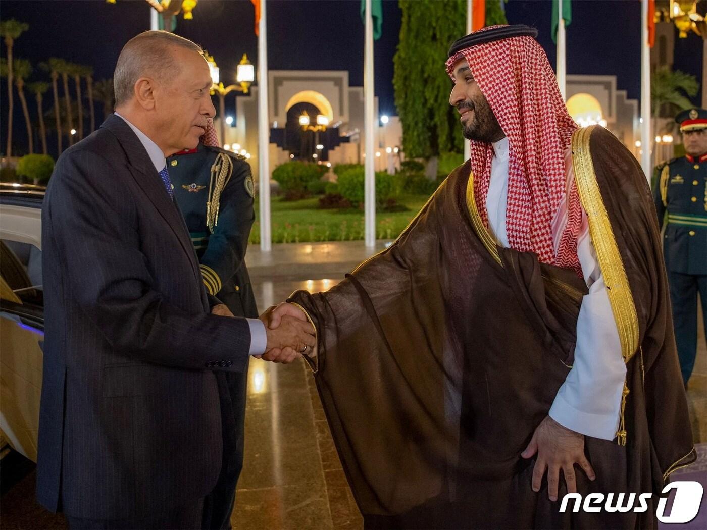 본문 이미지 - 중동 3개국 순방에 나선 레제프 타이이프 에르도안 튀르키예 대통령(왼쪽)이 17일(현지시간) 사우디아라비아 수도 제다에서 실권자인 무함마드 빈 살만 사우디 왕세자를 만나 악수하고 있다. 2023.7.17. ⓒ 로이터=뉴스1 ⓒ News1 김성식 기자