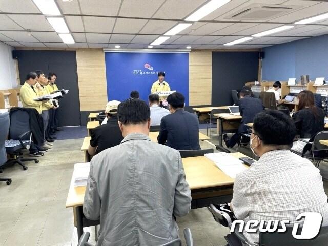 본문 이미지 - 배희곤 도시건설안전국장이 18일 브리핑을 갖고, 집중호우로 인한 피해 상황과 그에 따른 대처, 그리고 구체적인 복구계획을 설명하고 있다./뉴스1