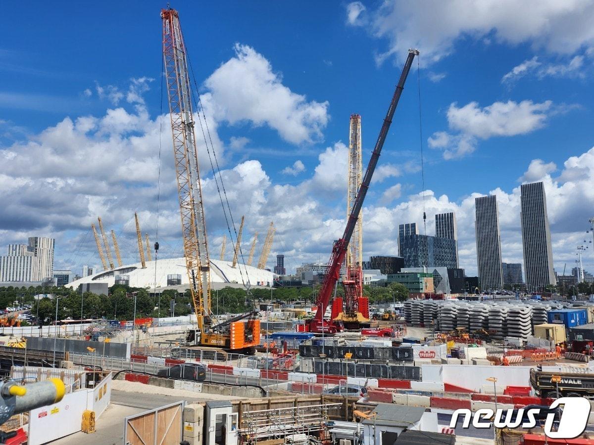 본문 이미지 - 지난 12일(현지시간) 영국 런던의 돔공연장 '오투(O2) 아레나'와 300m 떨어진 곳에 실버타운 터널 공사가 한창이다. ⓒ News1 전준우 기자